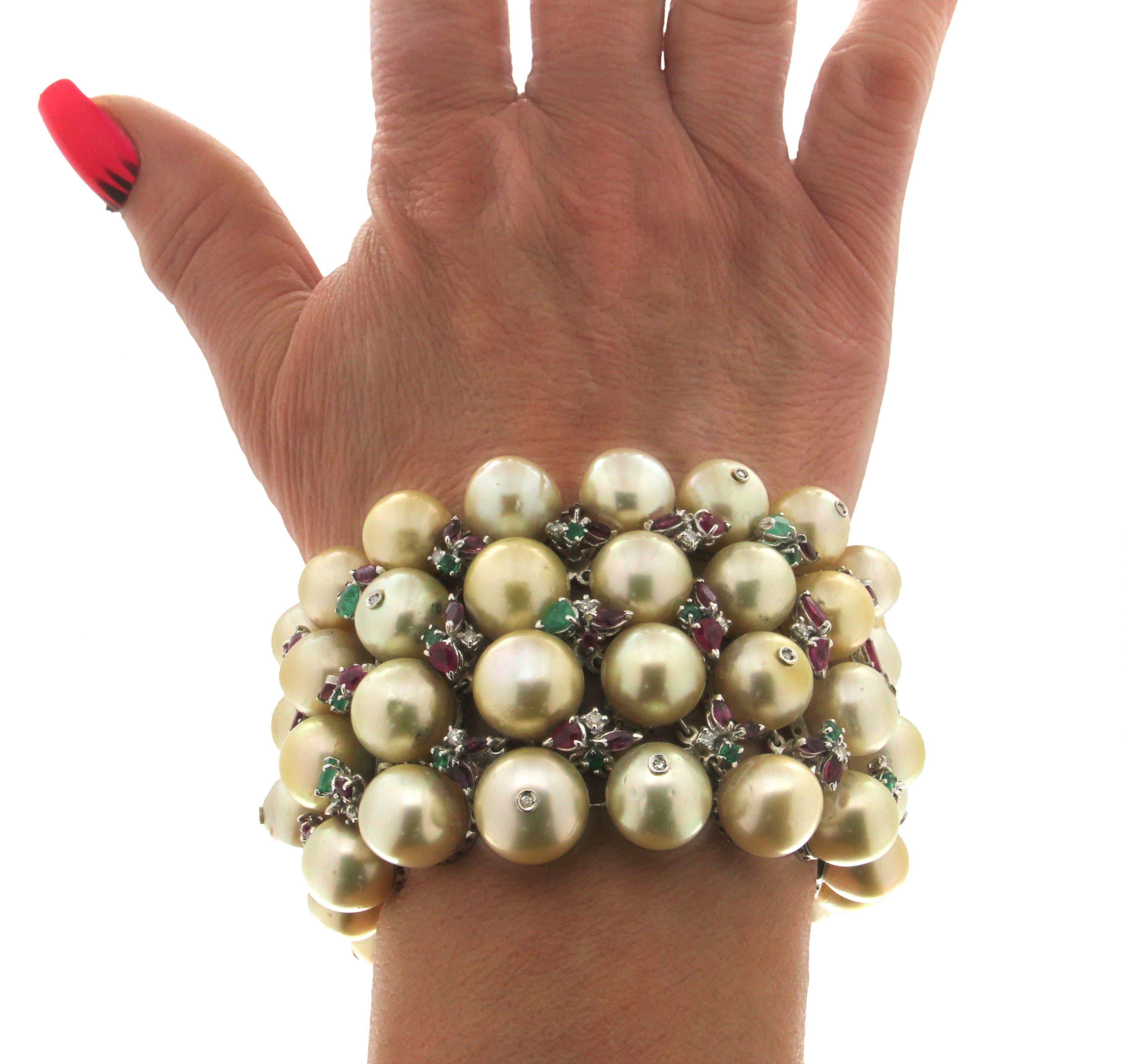Manchette artisanale en or blanc 18 carats avec perles, émeraudes, rubis et diamants en vente 2