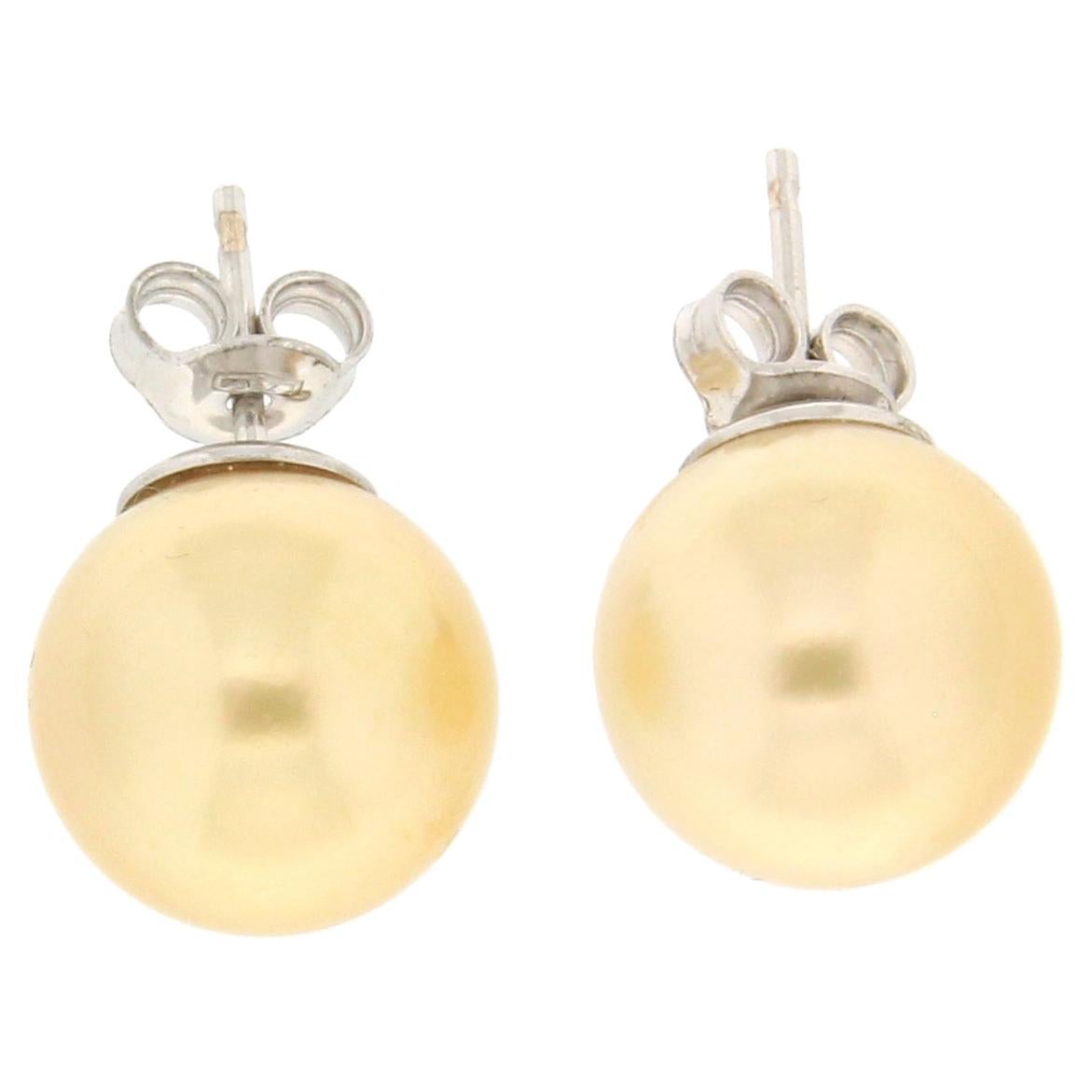 Clous d'oreilles artisanaux en or blanc 18 carats et perles