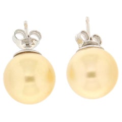 Clous d'oreilles artisanaux en or blanc 18 carats et perles