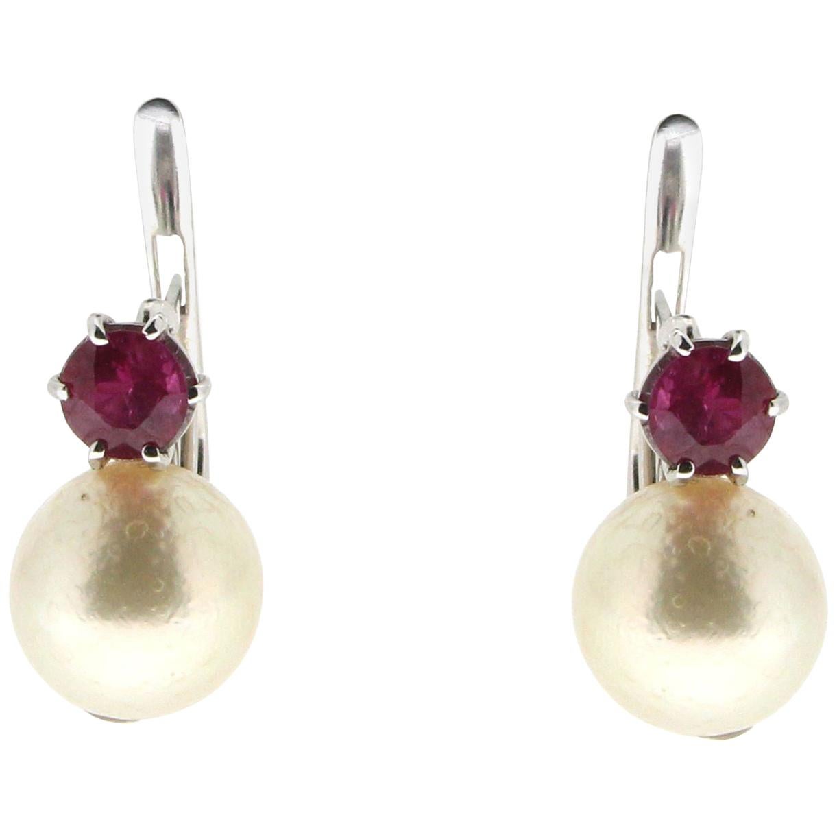 Clips d'oreilles en or blanc 18 carats avec perles du Japon et rubis, fabrication artisanale