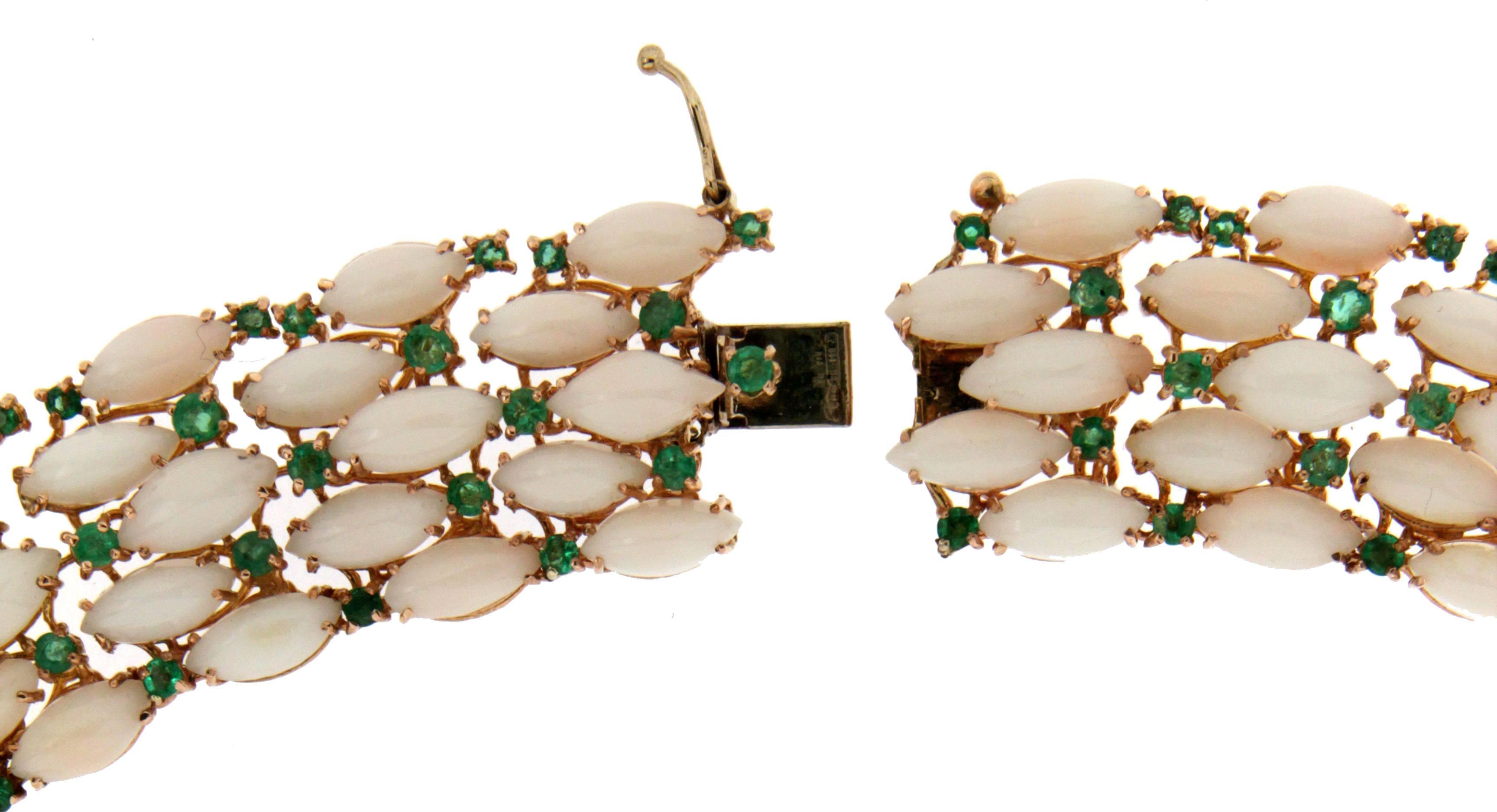 Handcraft Pink Coral 14 Karat Yellow Gold Emeralds Choker Necklace In New Condition For Sale In Marcianise, IT