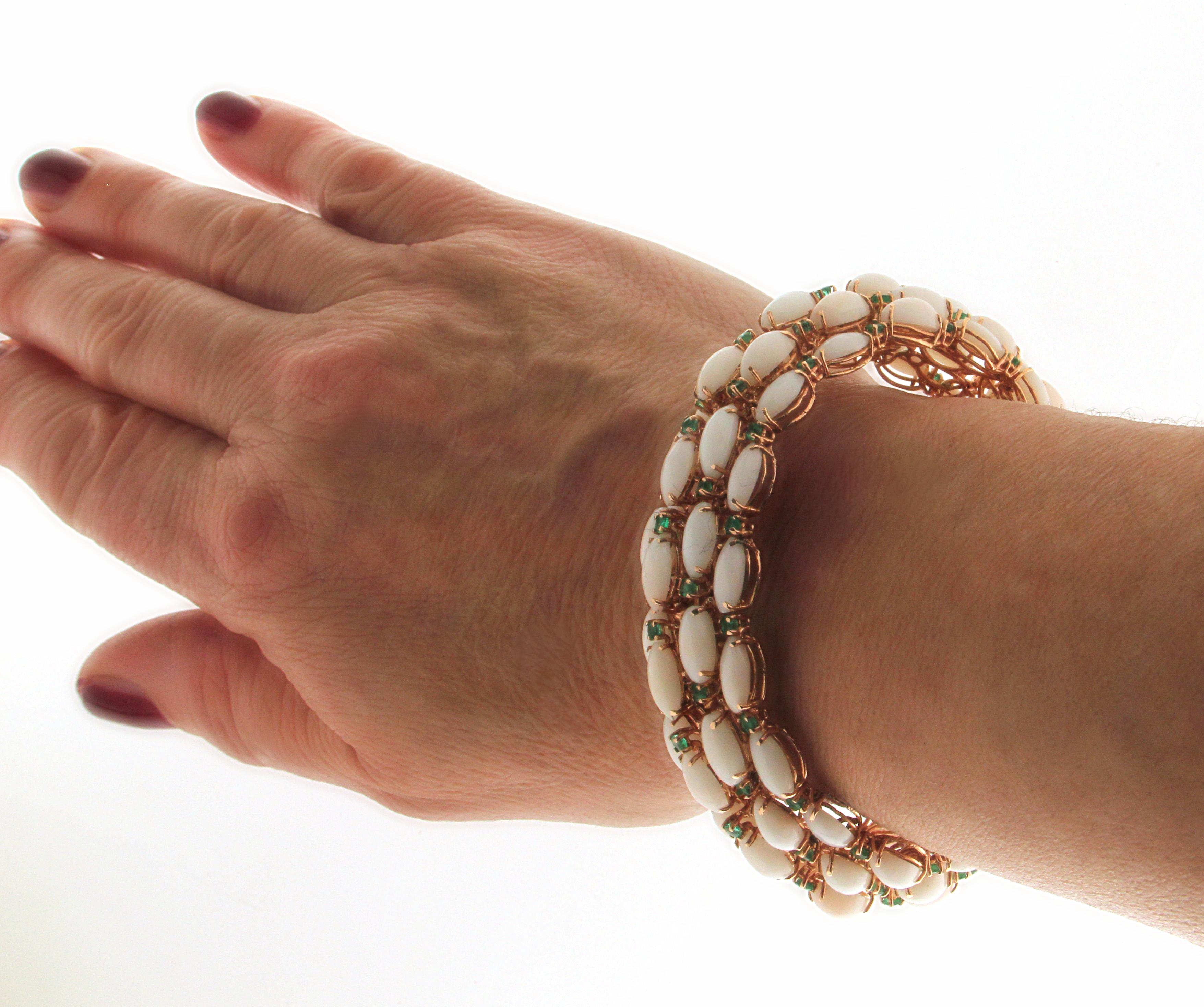 Handgefertigtes Armband aus 14 Karat Gelbgold mit rosa Koralle und Smaragden im Angebot 4