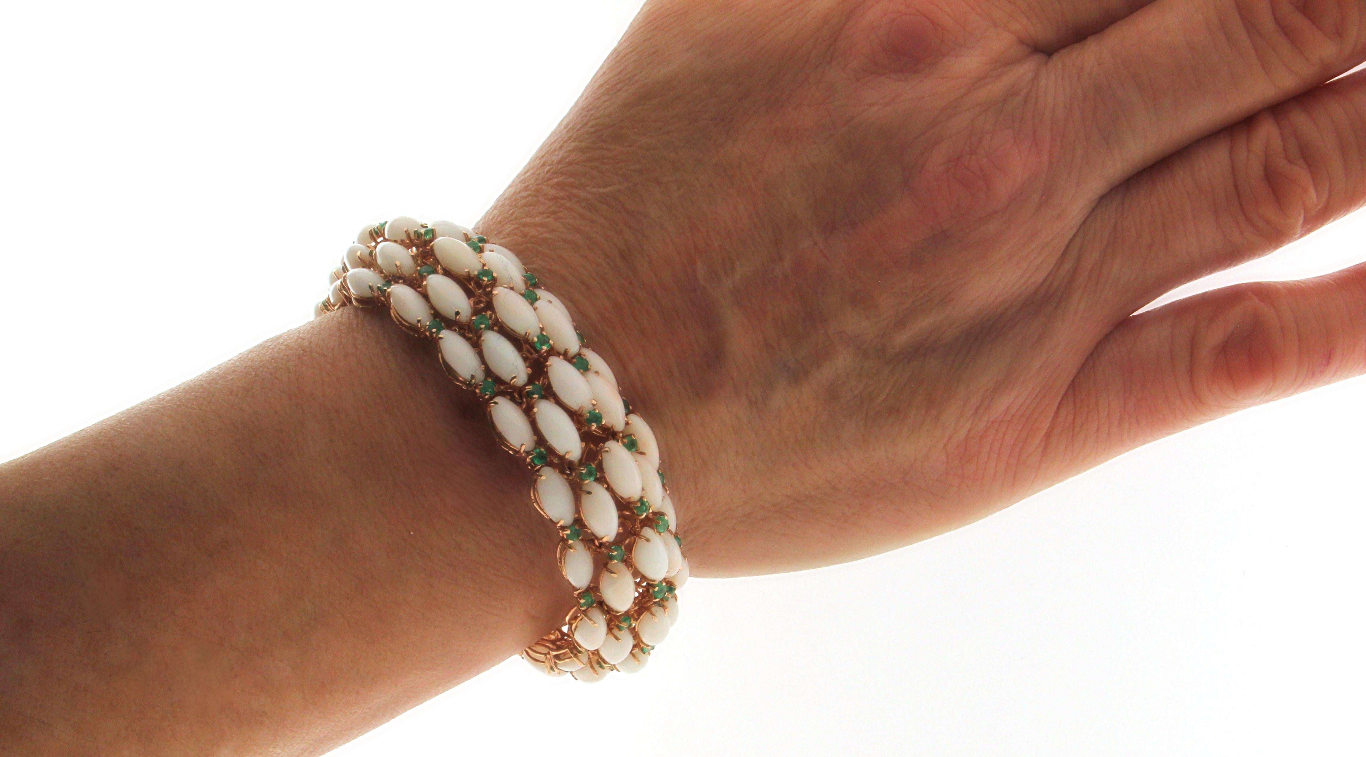 Handgefertigtes Armband aus 14 Karat Gelbgold mit rosa Koralle und Smaragden im Angebot 3