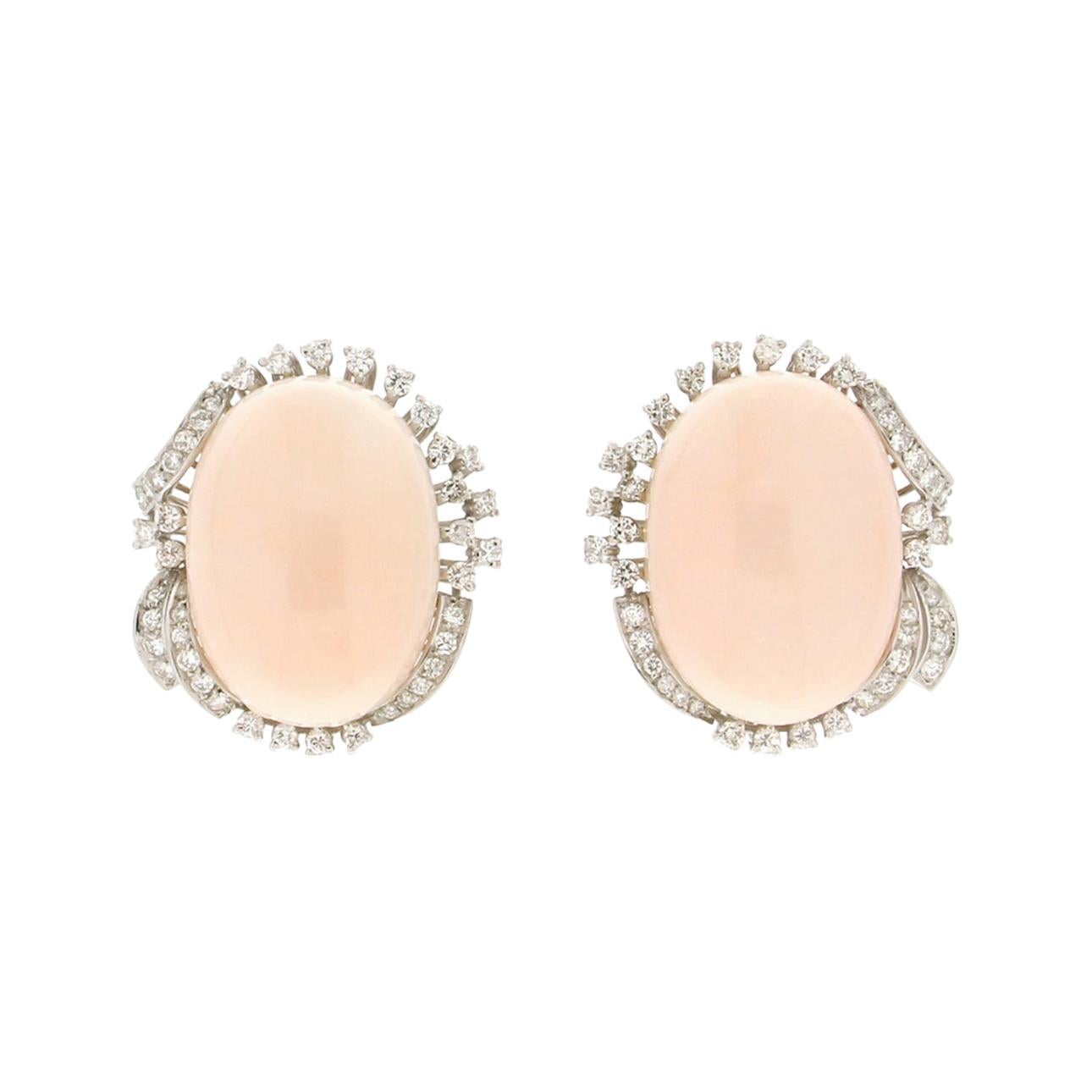 Clous d'oreilles artisanaux en or blanc 18 carats avec corail rose et diamants