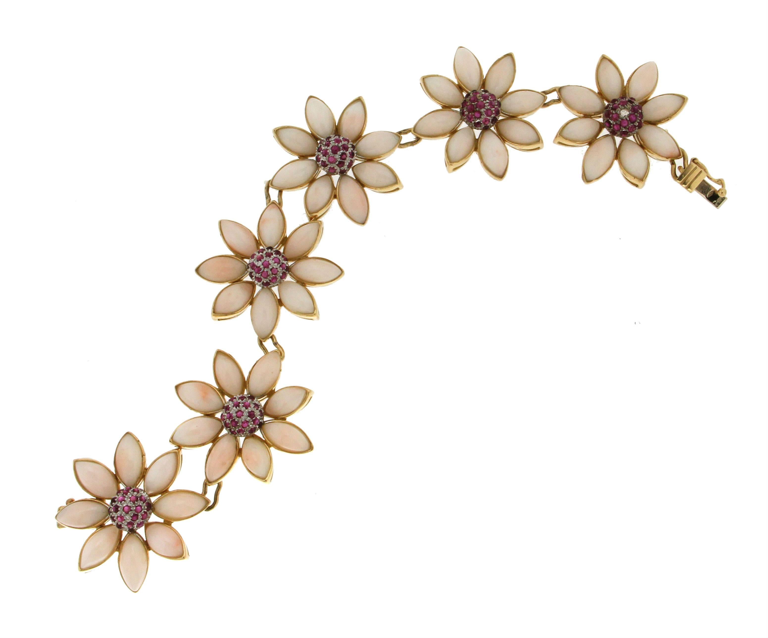 Artisan Bracelet manchette artisanal en corail rose, or jaune et blanc 18 carats et rubis en vente