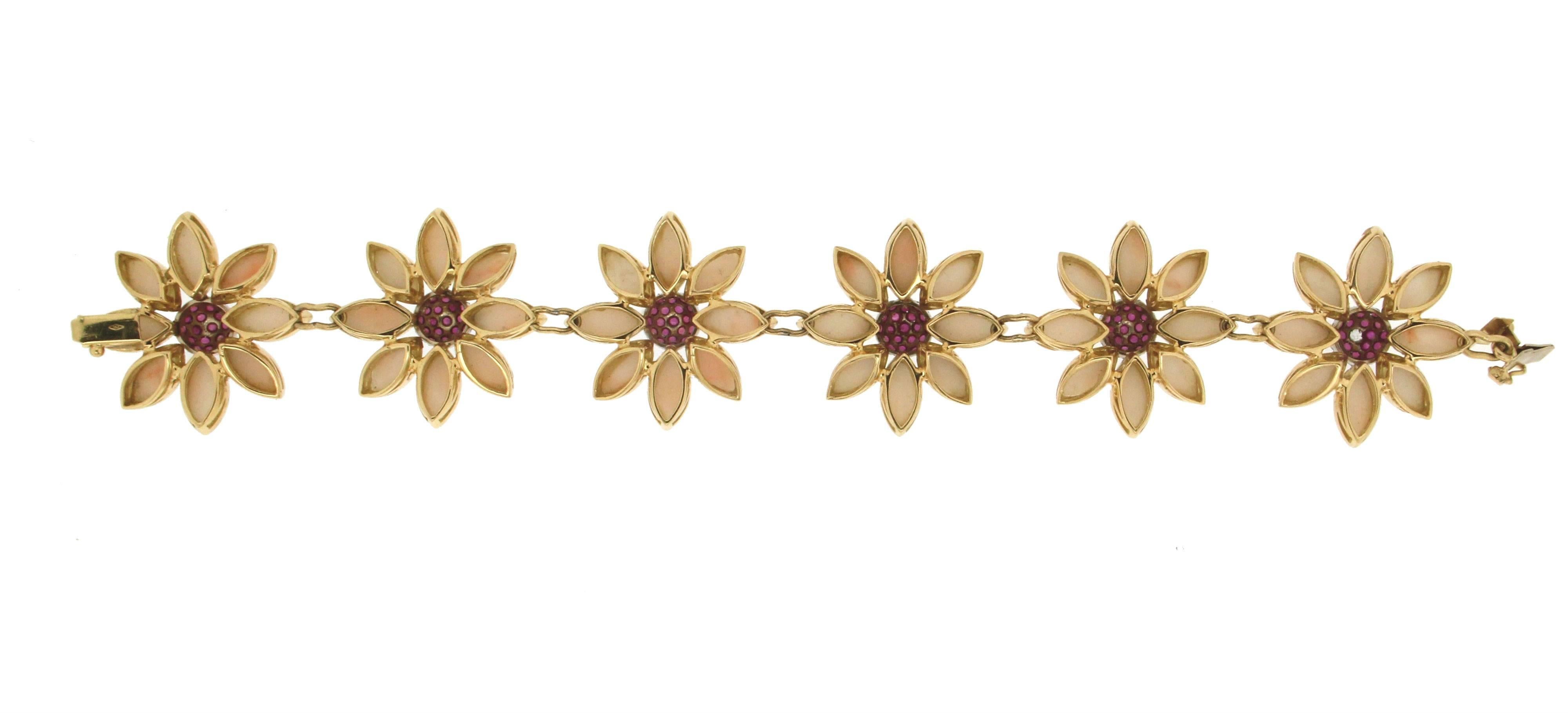 Taille mixte Bracelet manchette artisanal en corail rose, or jaune et blanc 18 carats et rubis en vente