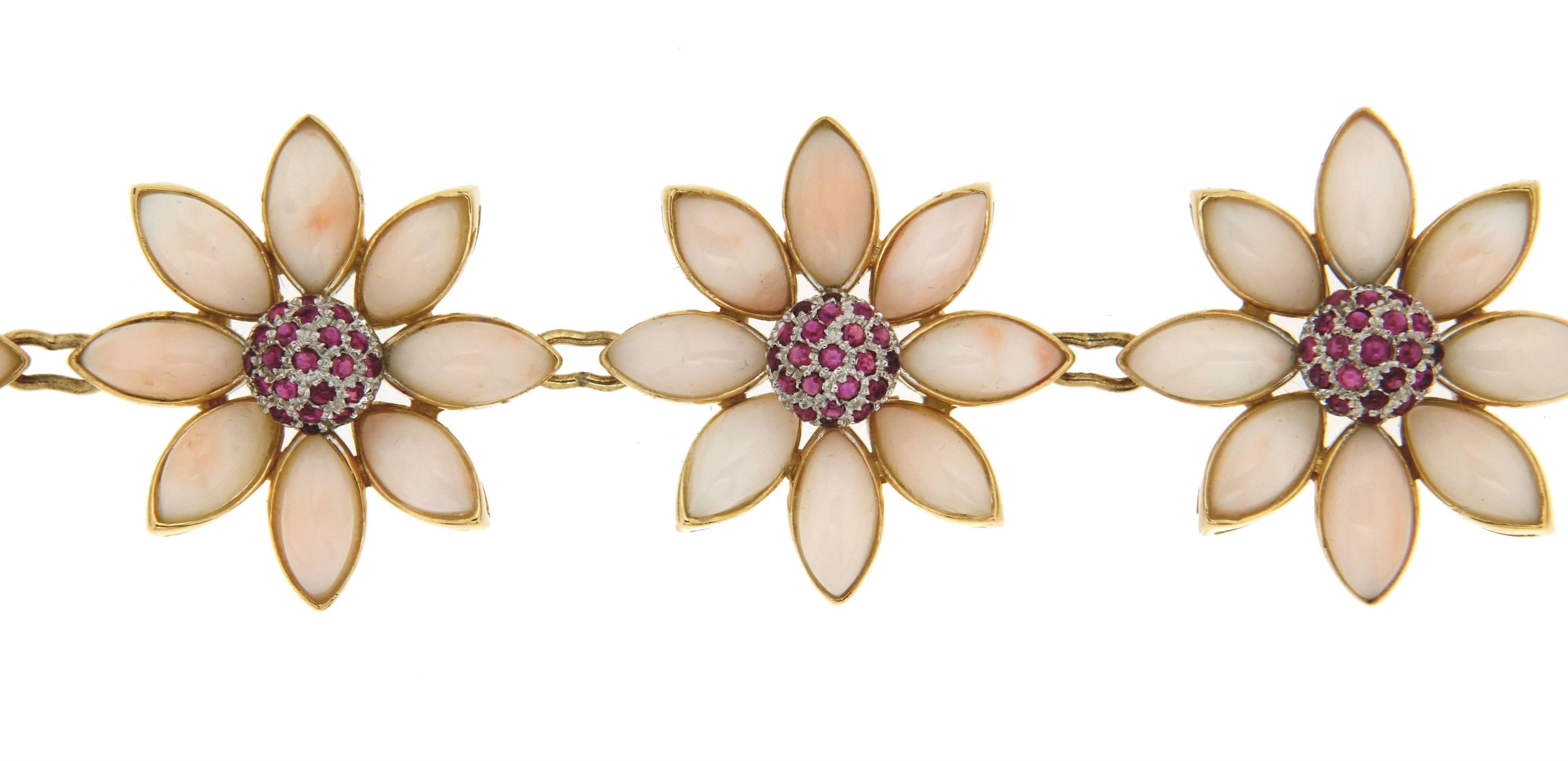 Bracelet manchette artisanal en corail rose, or jaune et blanc 18 carats et rubis Neuf - En vente à Marcianise, IT