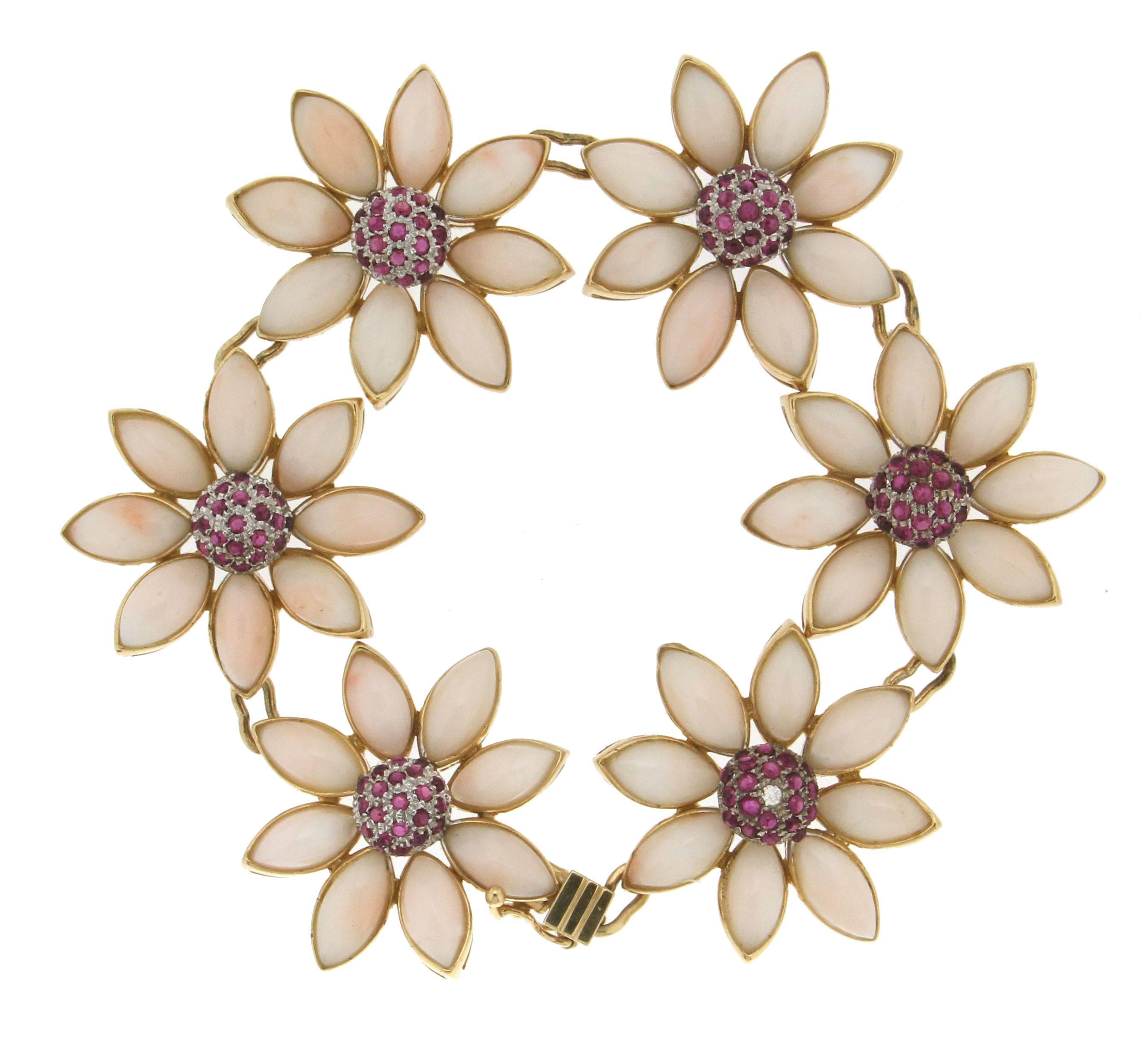 Bracelet manchette artisanal en corail rose, or jaune et blanc 18 carats et rubis Pour femmes en vente