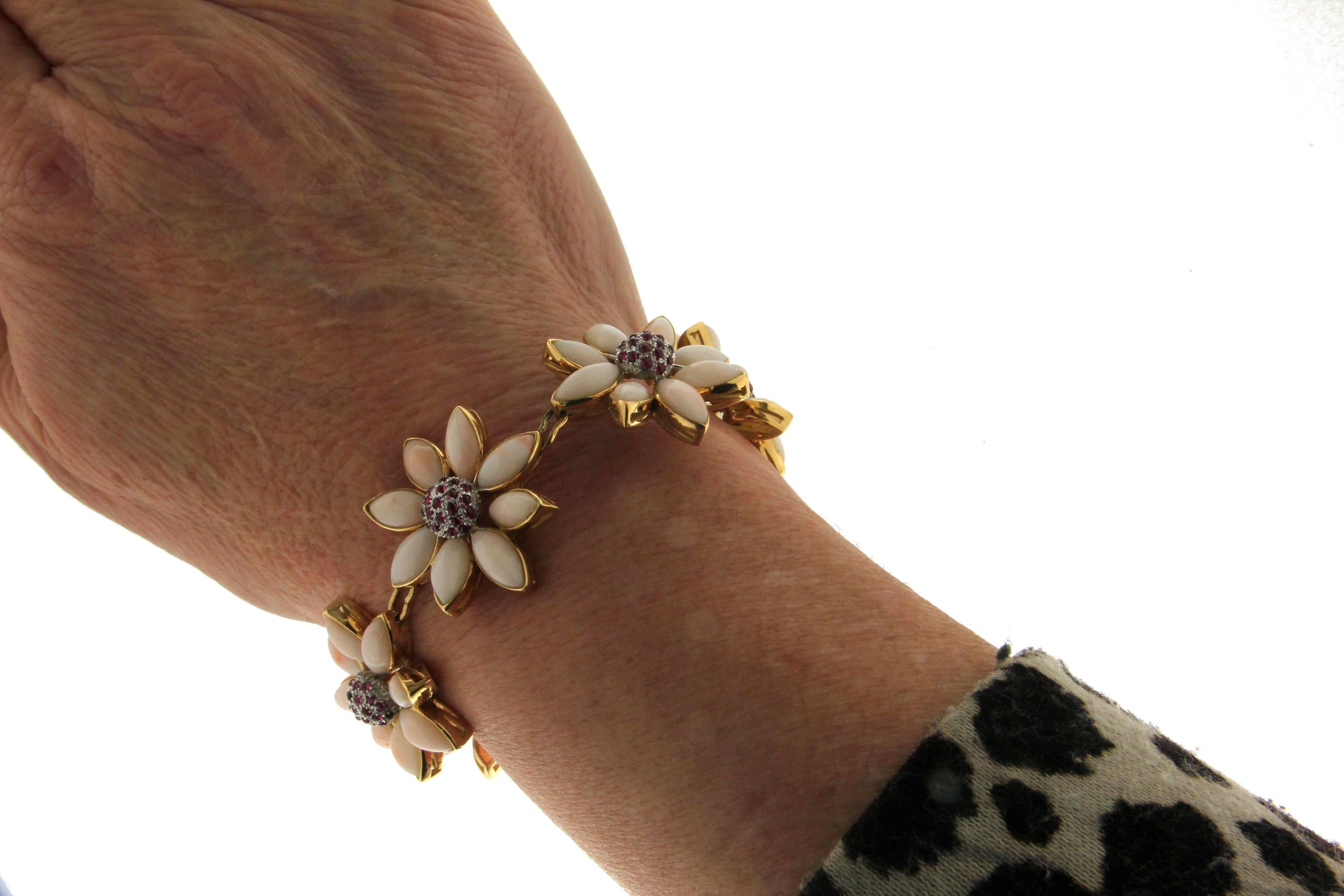 Bracelet manchette artisanal en corail rose, or jaune et blanc 18 carats et rubis en vente 1