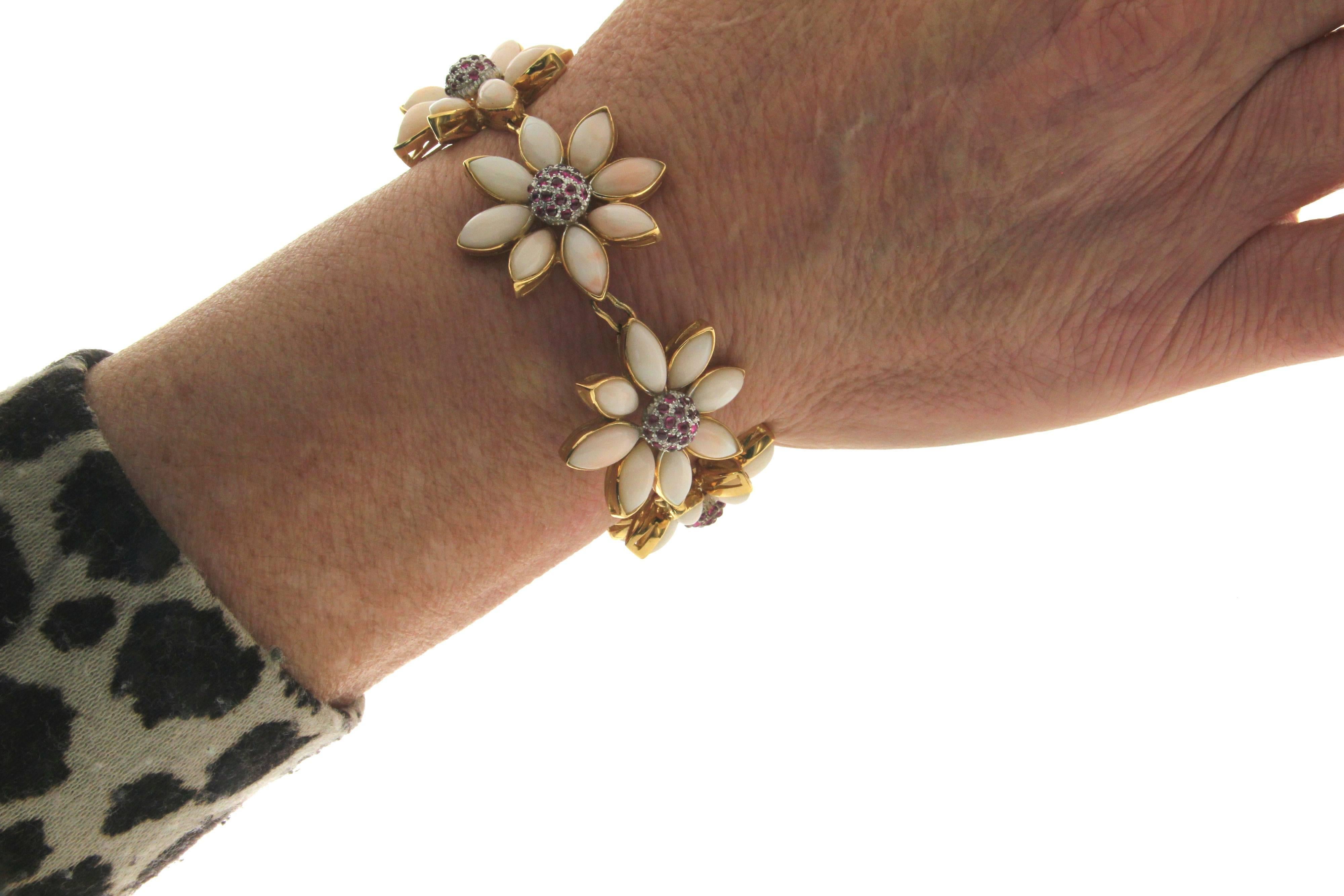 Bracelet manchette artisanal en corail rose, or jaune et blanc 18 carats et rubis en vente 2