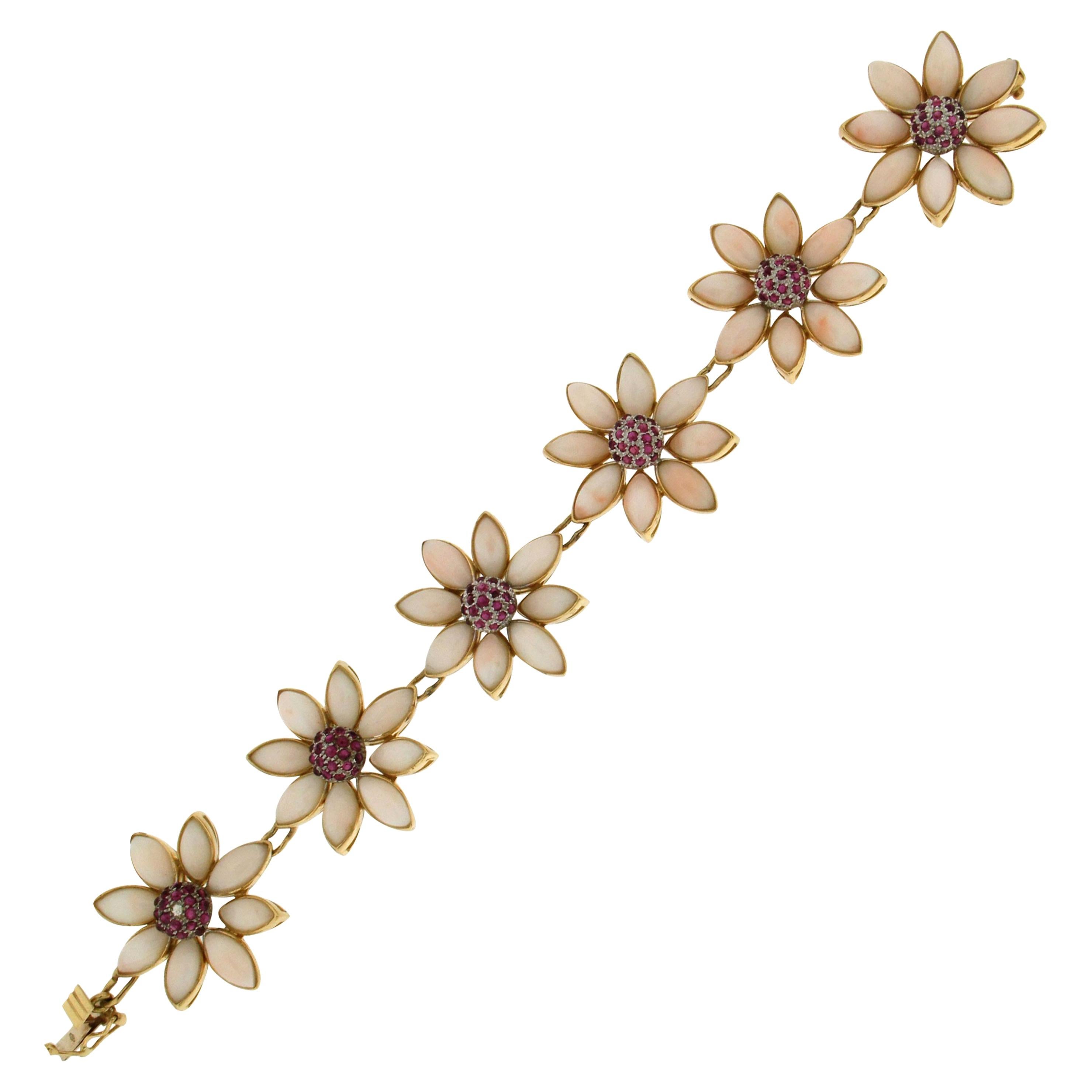 Bracelet manchette artisanal en corail rose, or jaune et blanc 18 carats et rubis