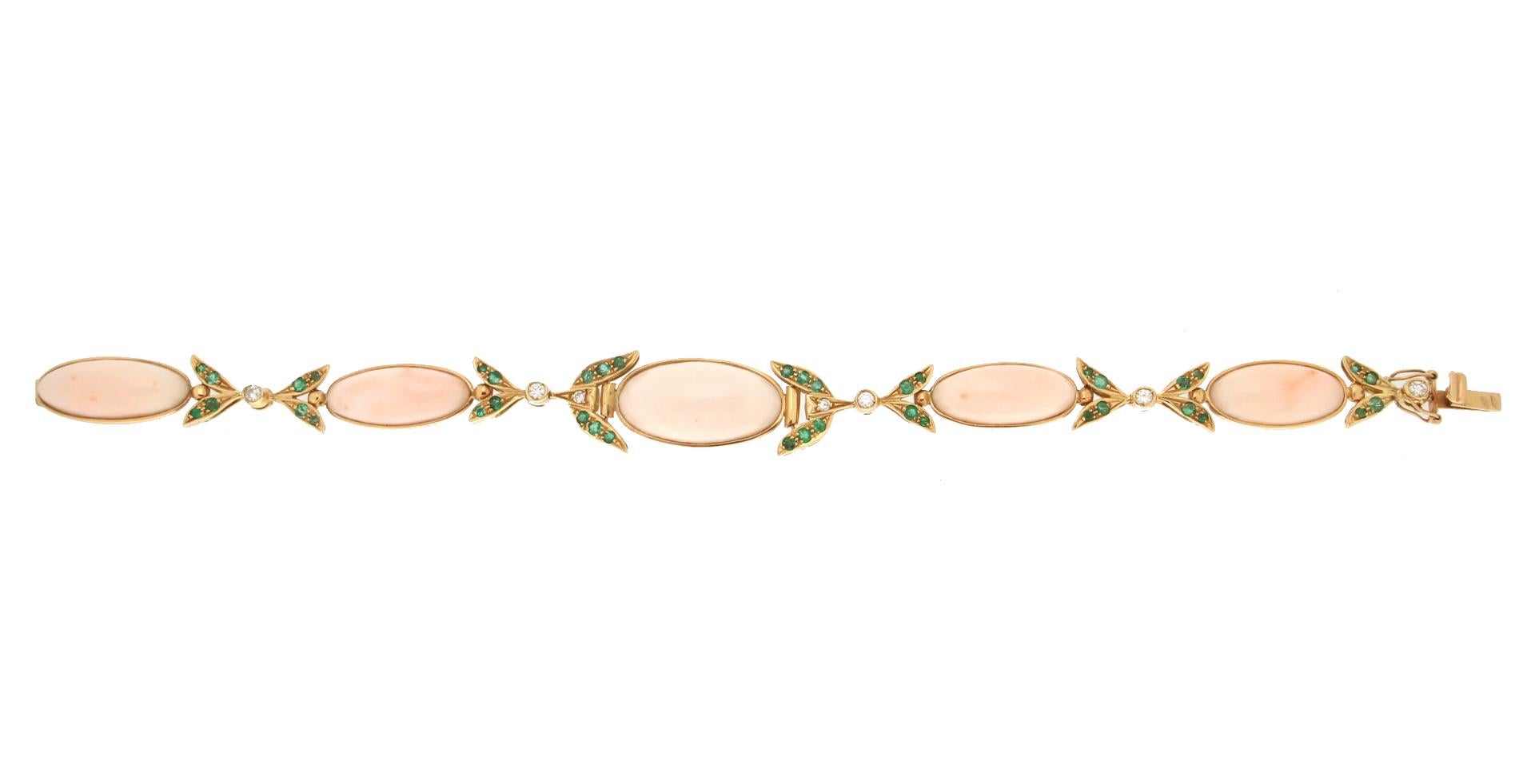 Artisan Bracelet manchette artisanal en or jaune 18 carats, corail rose et diamants avec émeraudes