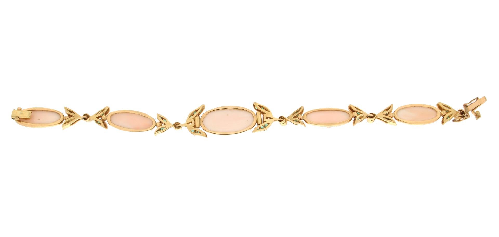 Taille brillant Bracelet manchette artisanal en or jaune 18 carats, corail rose et diamants avec émeraudes