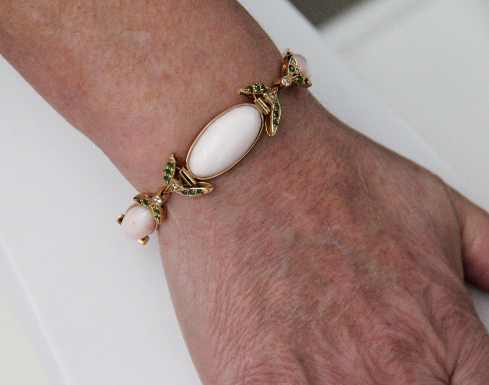Bracelet manchette artisanal en or jaune 18 carats, corail rose et diamants avec émeraudes Neuf à Marcianise, IT