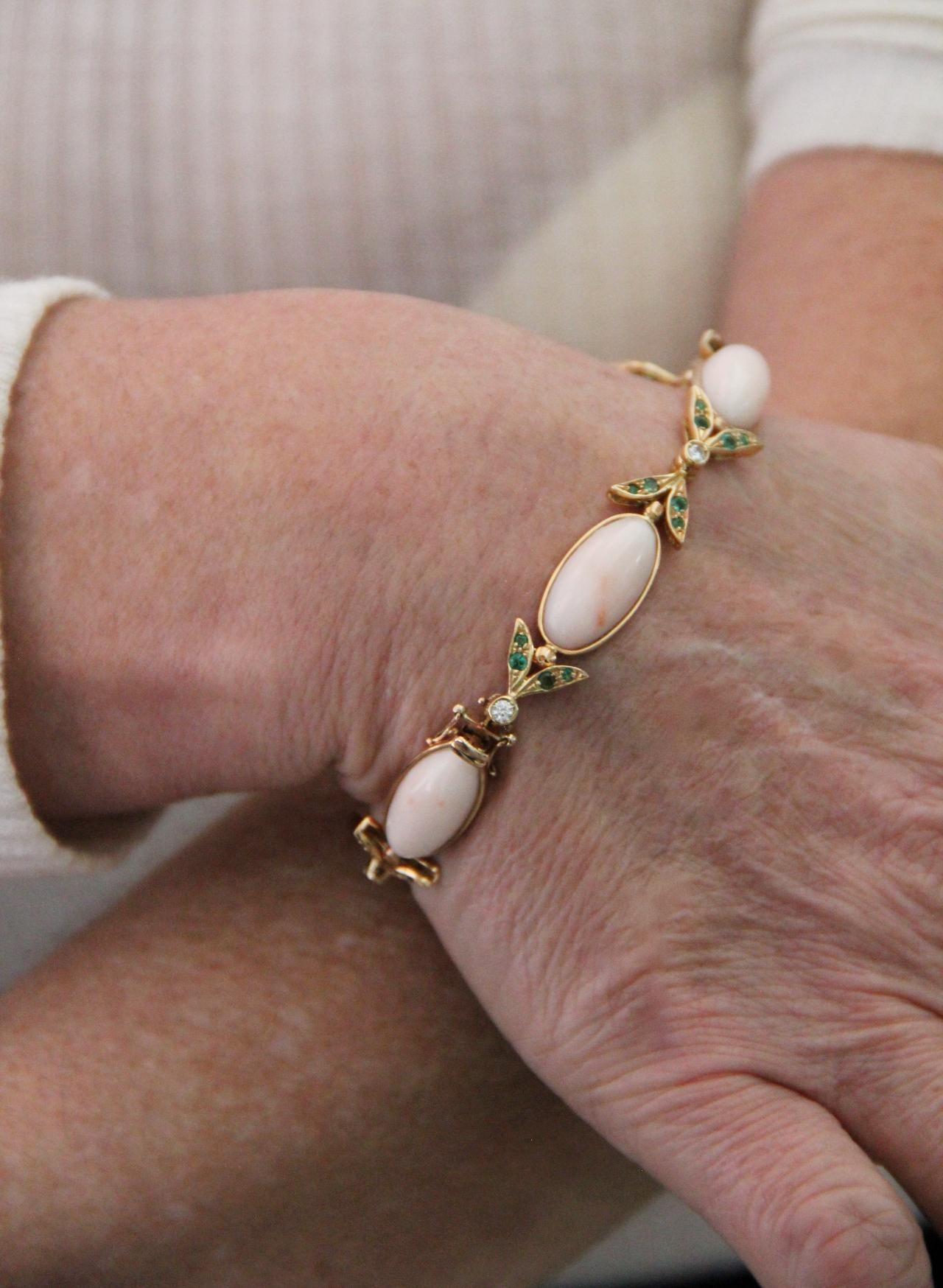 Bracelet manchette artisanal en or jaune 18 carats, corail rose et diamants avec émeraudes Unisexe 