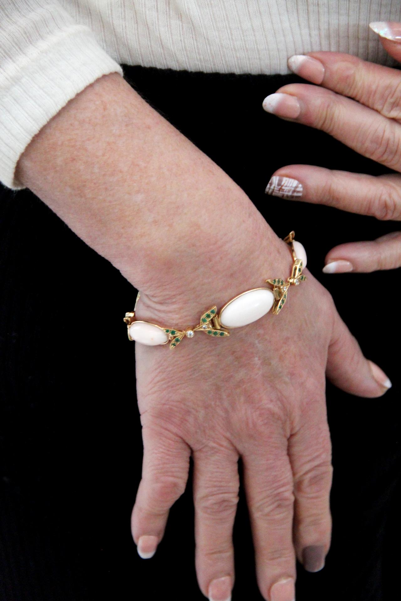Bracelet manchette artisanal en or jaune 18 carats, corail rose et diamants avec émeraudes 1