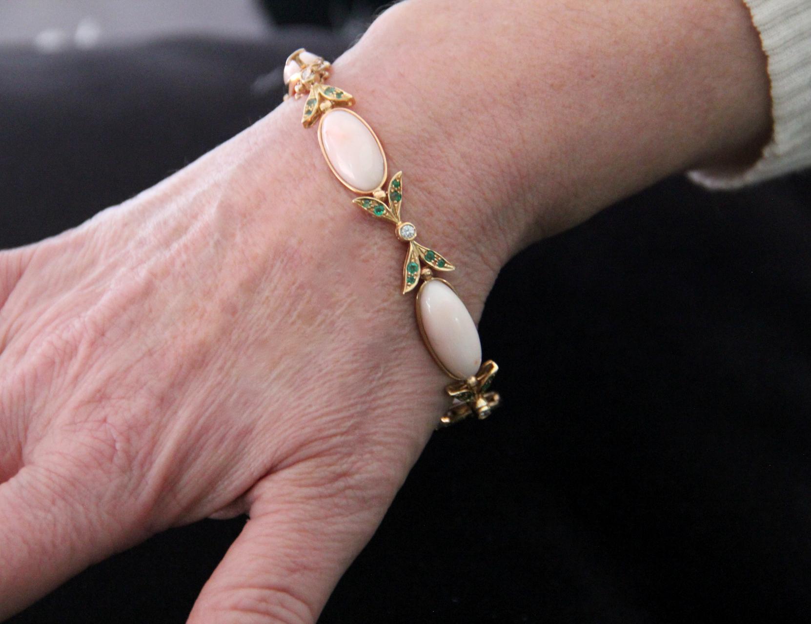 Bracelet manchette artisanal en or jaune 18 carats, corail rose et diamants avec émeraudes 2