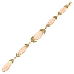 Bracelet manchette artisanal en or jaune 18 carats, corail rose et diamants avec émeraudes