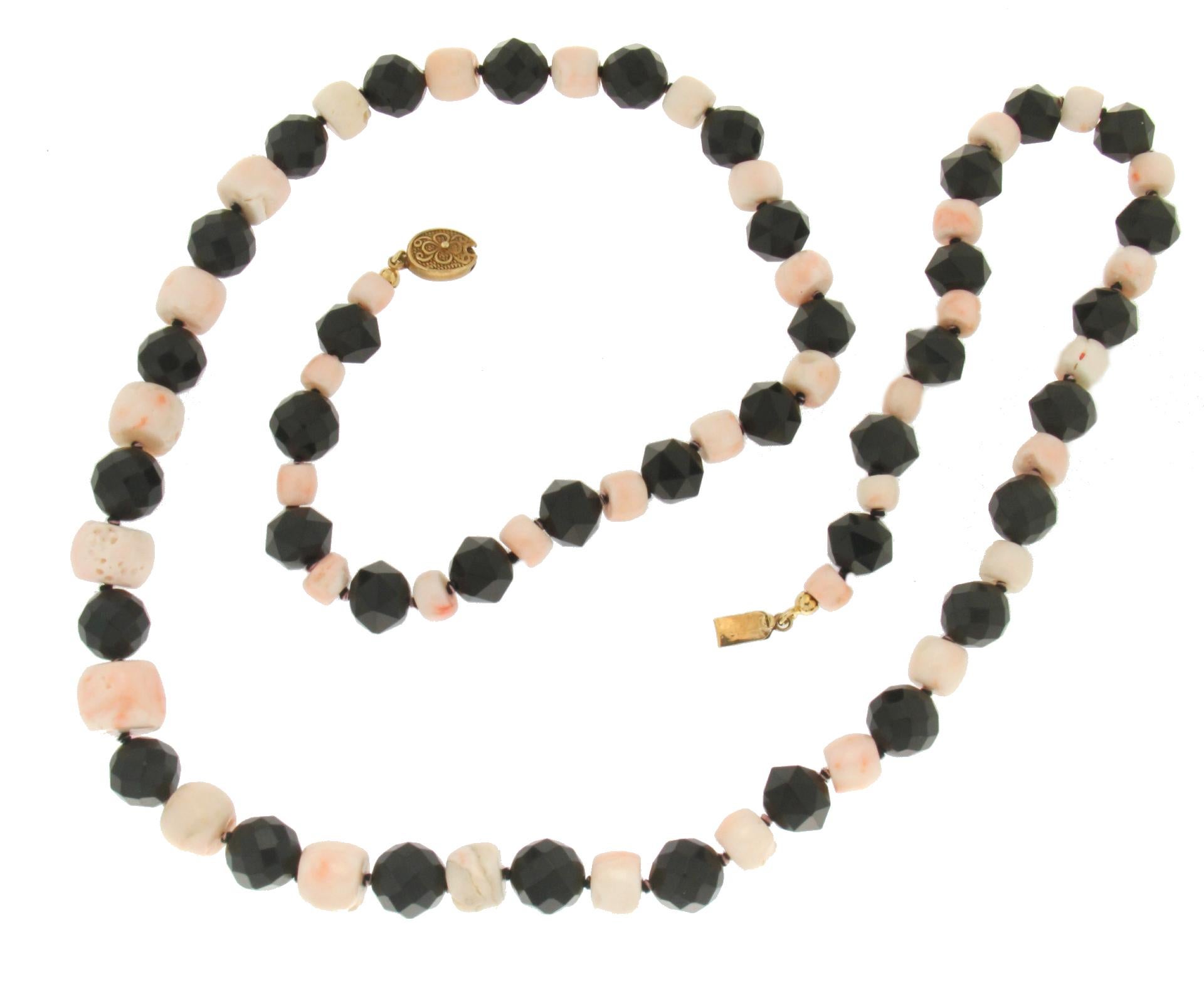 Handgefertigte Halskette mit rosa Koralle 800 Karat Silber Onyx Perlen (Kunsthandwerker*in) im Angebot