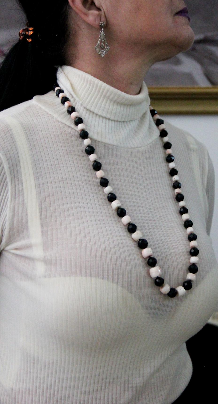 Handgefertigte Halskette mit rosa Koralle 800 Karat Silber Onyx Perlen für Damen oder Herren im Angebot
