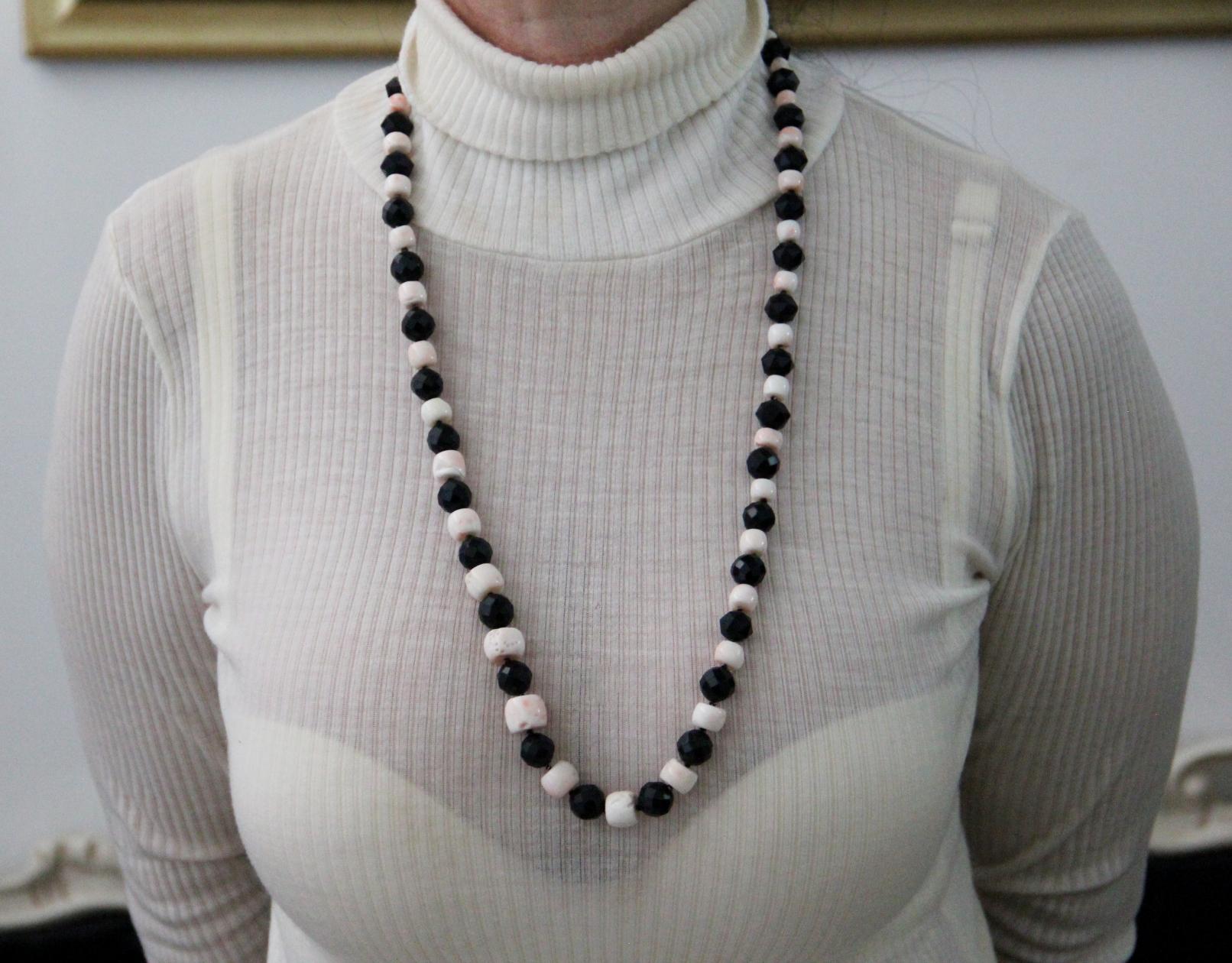 Handgefertigte Halskette mit rosa Koralle 800 Karat Silber Onyx Perlen im Angebot 2
