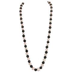 Collier artisanal de perles de corail rose et d'onyx en argent 800 carats