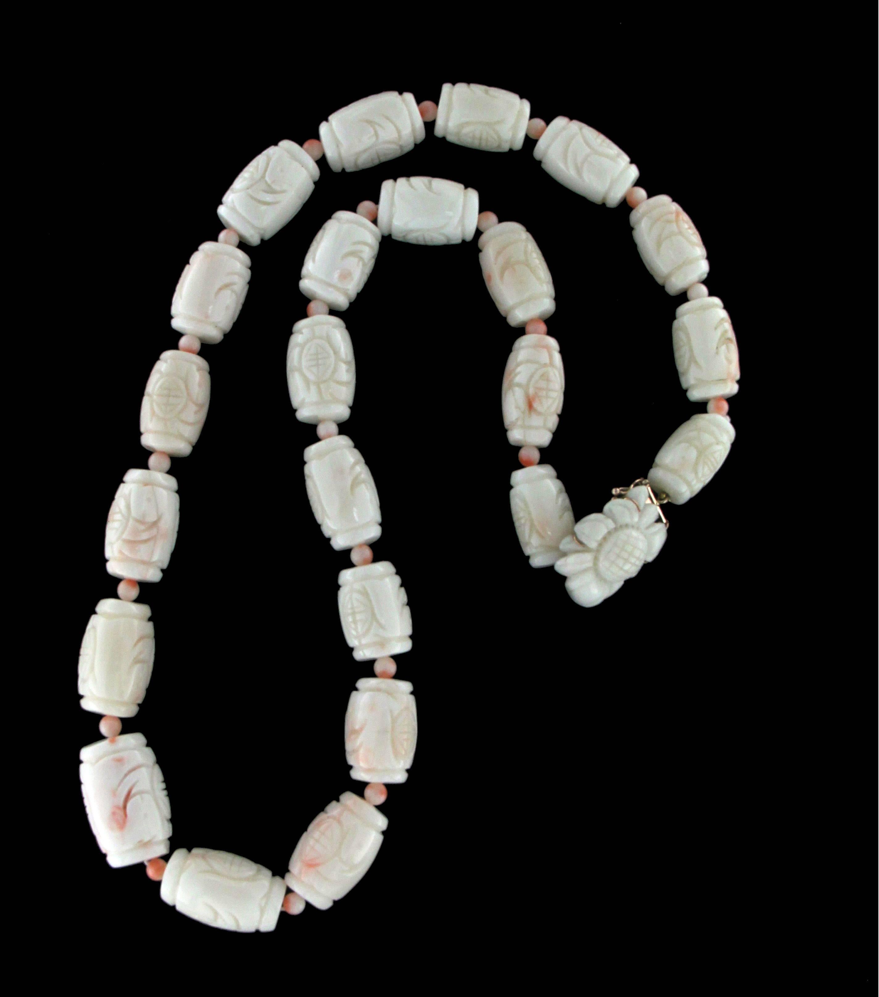 Taille ovale Collier artisanal en corail rose et or jaune 9 carats avec fermoir à chaîne en forme de corde en vente