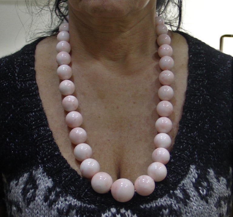 Handcraft Pink Coral Bead 18 Karat Yellow Gold Clamp Necklace For Sale