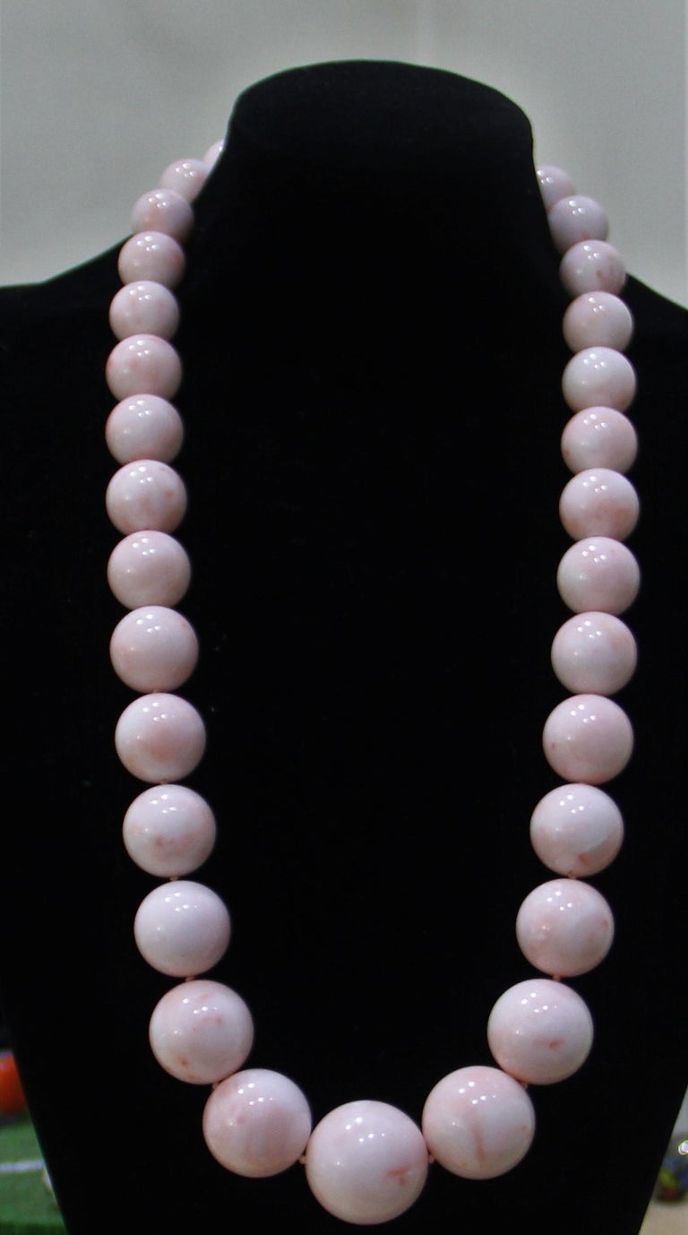 Handcraft Pink Coral Bead 18 Karat Yellow Gold Clamp Necklace For Sale