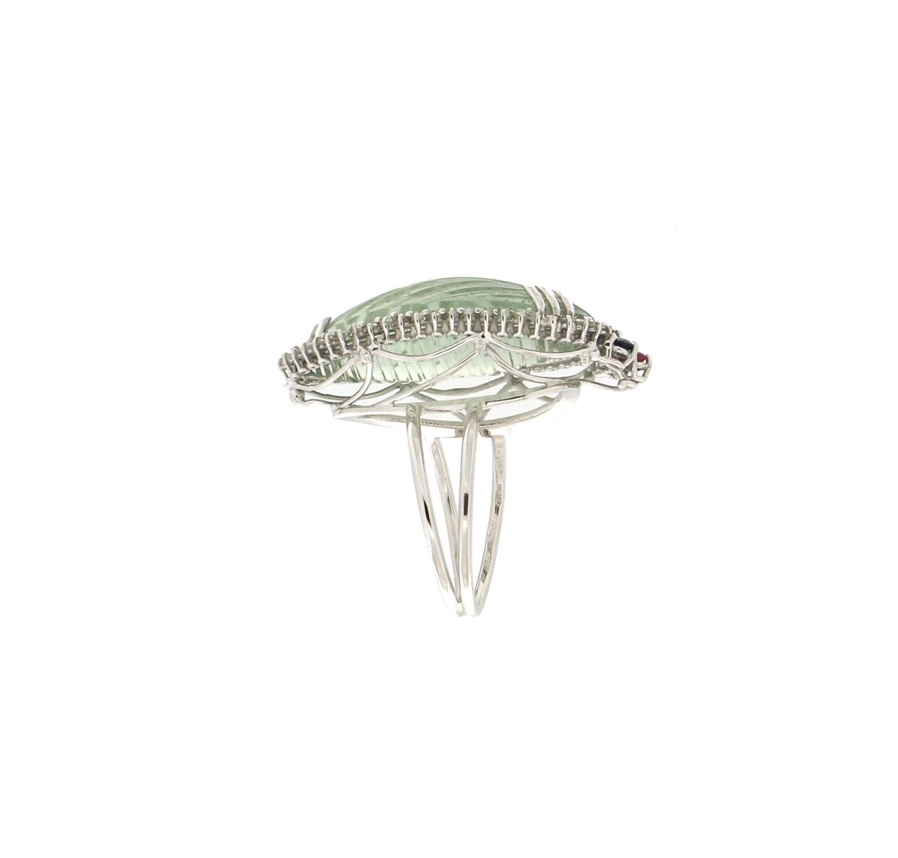 Anello da cocktail con prasiolite in oro bianco 18 carati, diamanti, rubini e zaffiri In condizioni Nuovo in vendita a Marcianise, IT