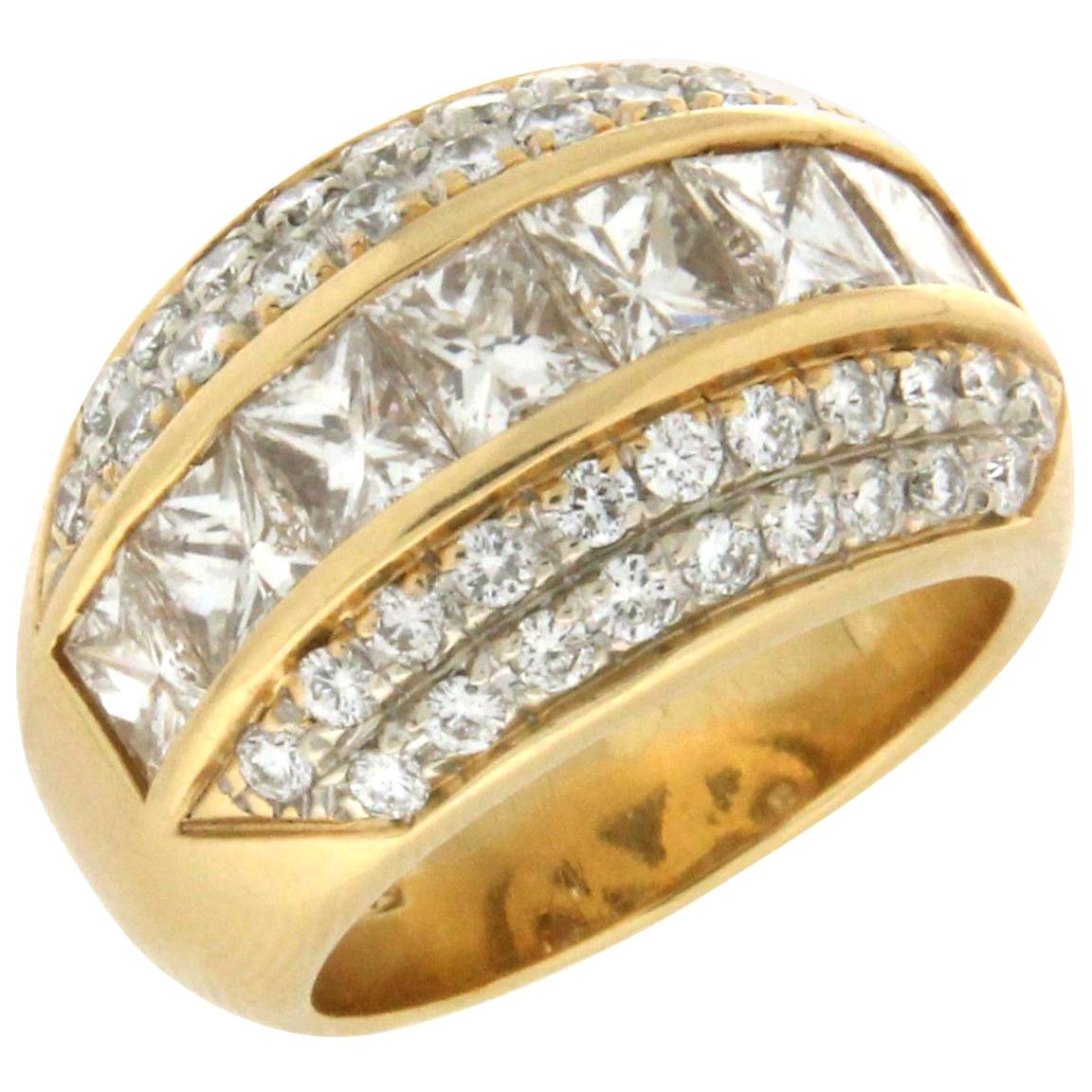 Bague jonc artisanale en or jaune 18 carats avec diamants taille princesse