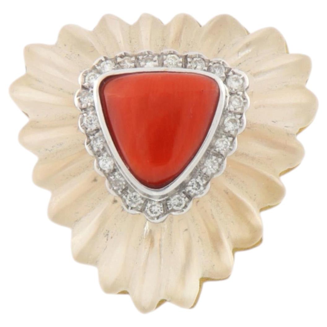 Anello da cocktail contemporaneo in oro 18 carati con cristallo di rocca intagliato, corallo naturale e diamanti