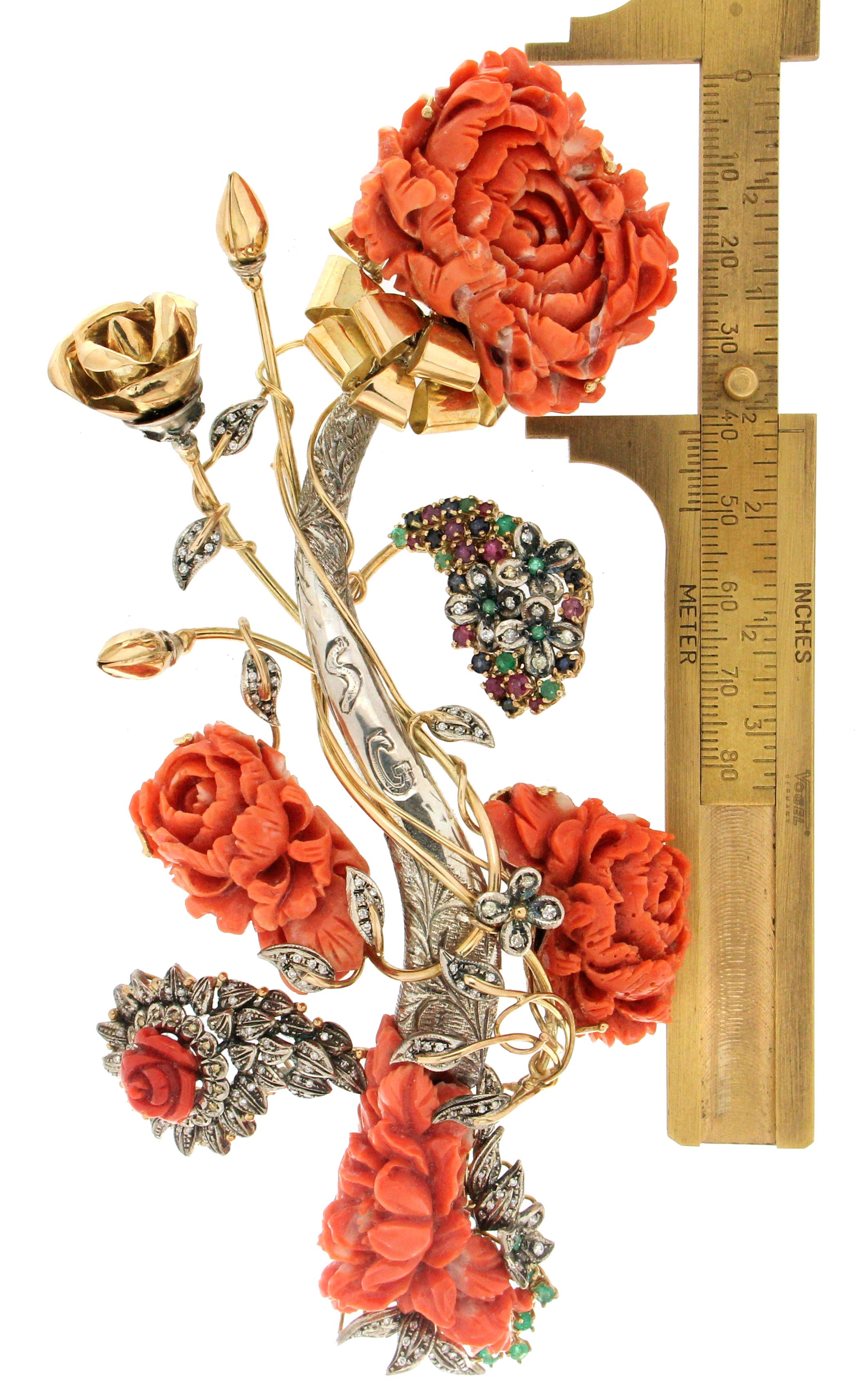 Handcraft Rose 14 Karat Yellow Gold Coral Diamonds Brooch In New Condition For Sale In Marcianise, IT