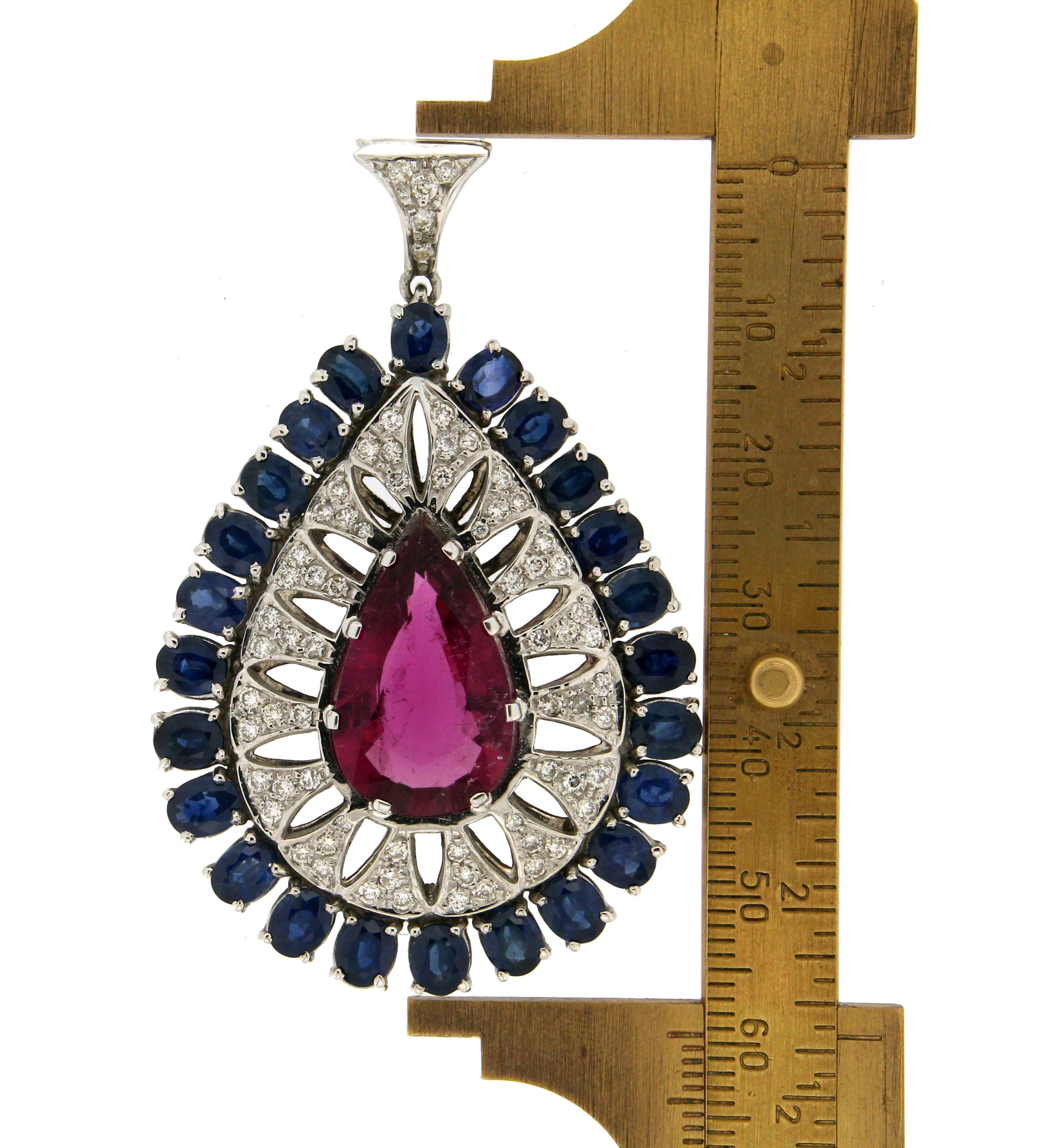 Collana artigianale con ciondolo in rubelite in oro bianco 18 carati con diamanti e zaffiri in vendita 3