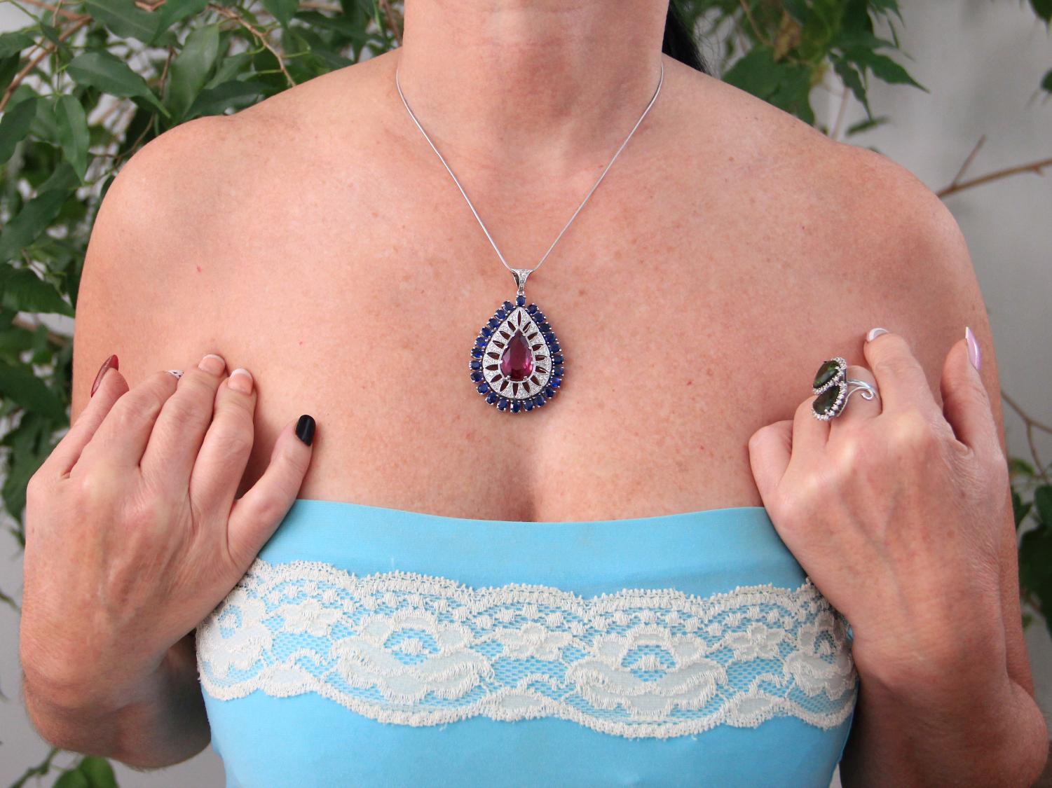 Collana artigianale con ciondolo in rubelite in oro bianco 18 carati con diamanti e zaffiri in vendita 5