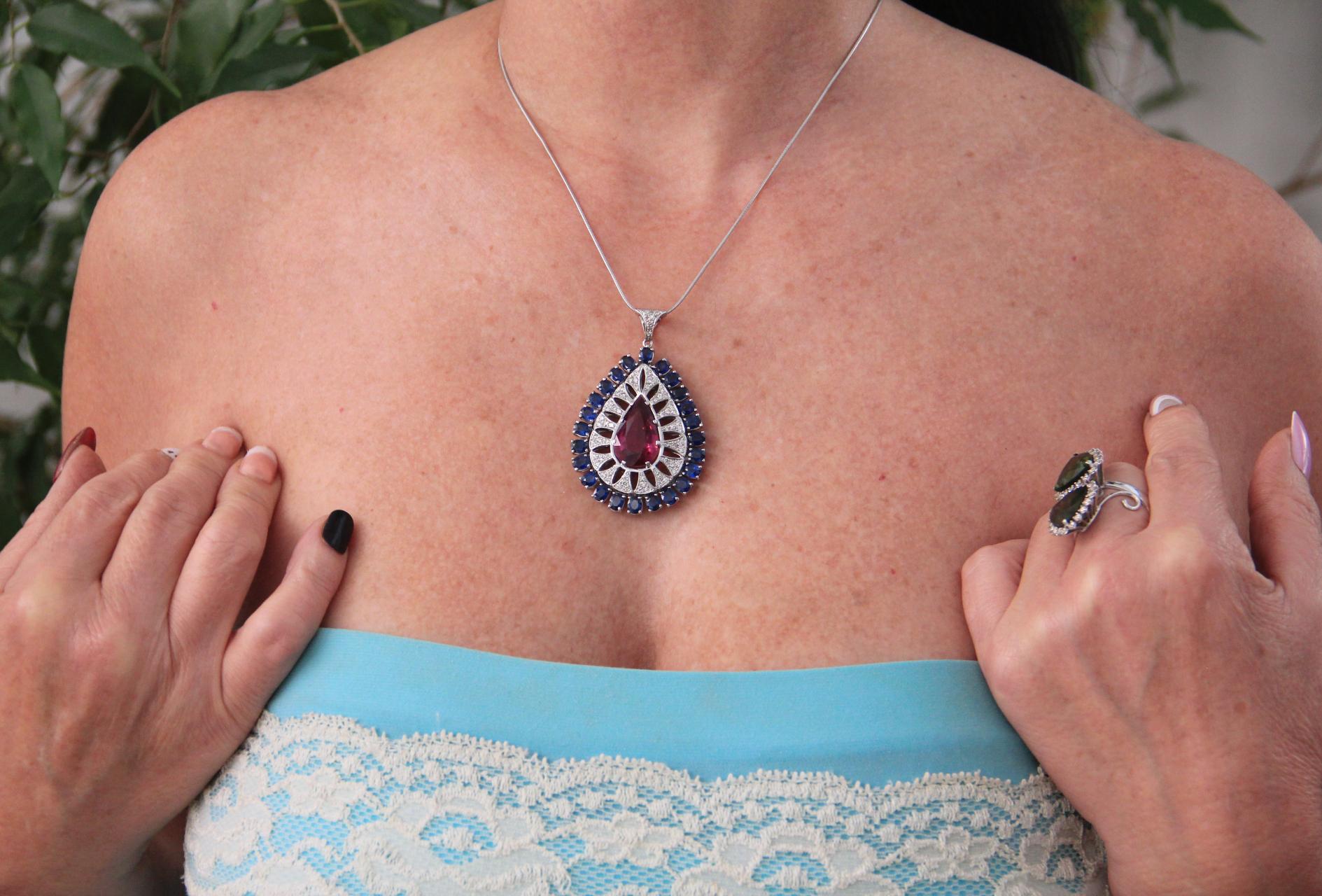 Collana artigianale con ciondolo in rubelite in oro bianco 18 carati con diamanti e zaffiri in vendita 6