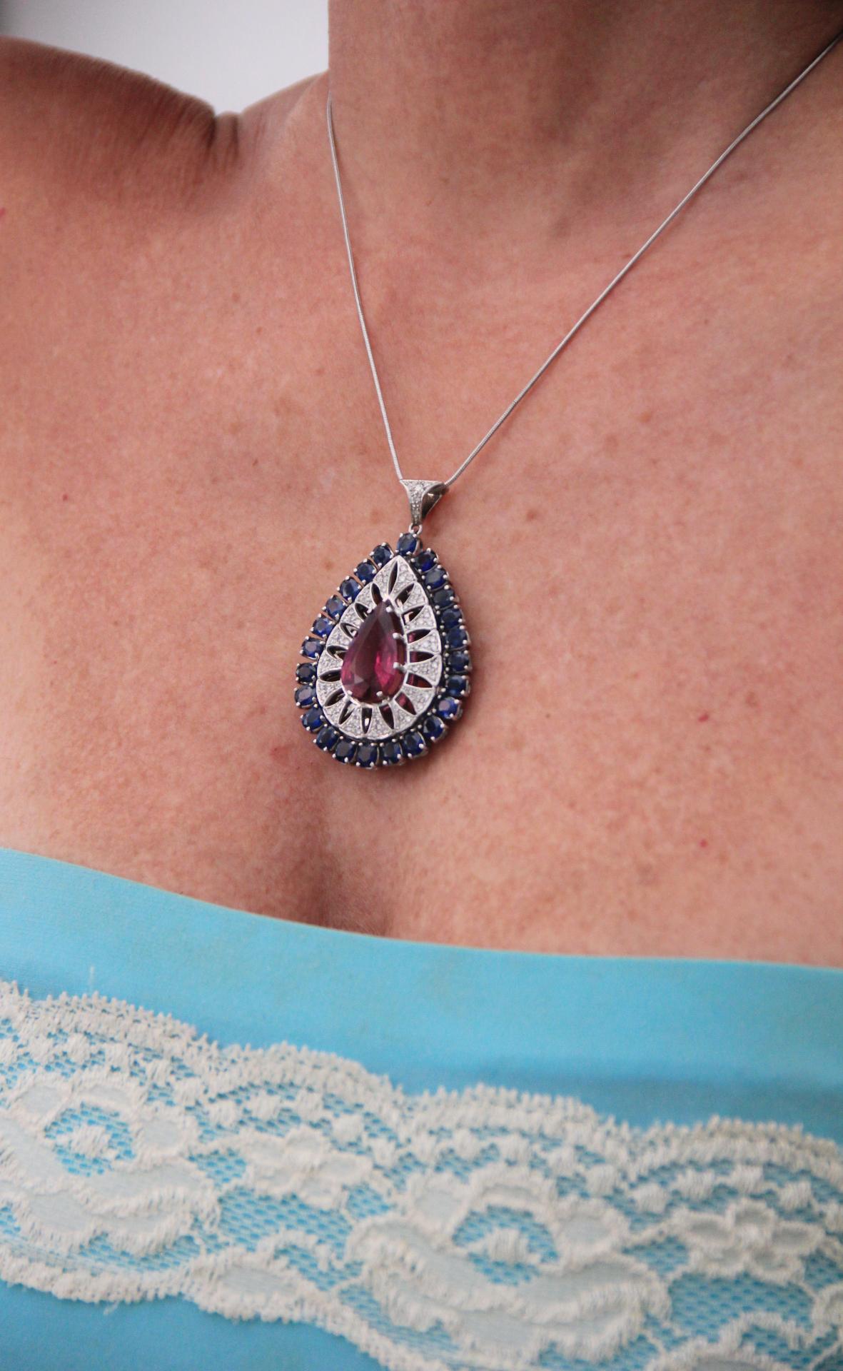 Collana artigianale con ciondolo in rubelite in oro bianco 18 carati con diamanti e zaffiri in vendita 8