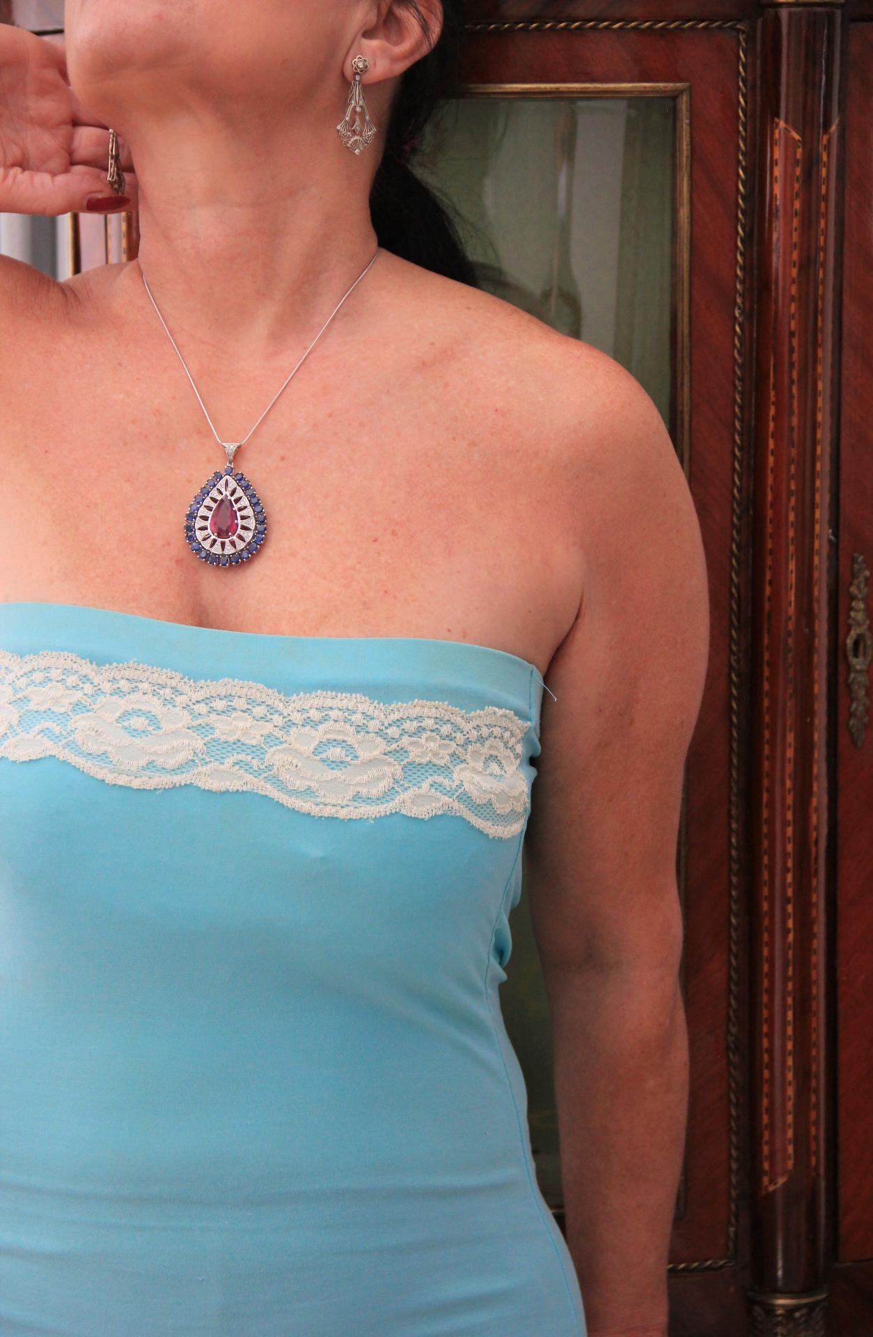Collana artigianale con ciondolo in rubelite in oro bianco 18 carati con diamanti e zaffiri in vendita 9