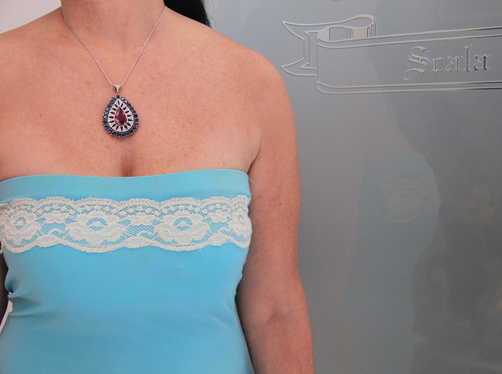 Collana artigianale con ciondolo in rubelite in oro bianco 18 carati con diamanti e zaffiri in vendita 10