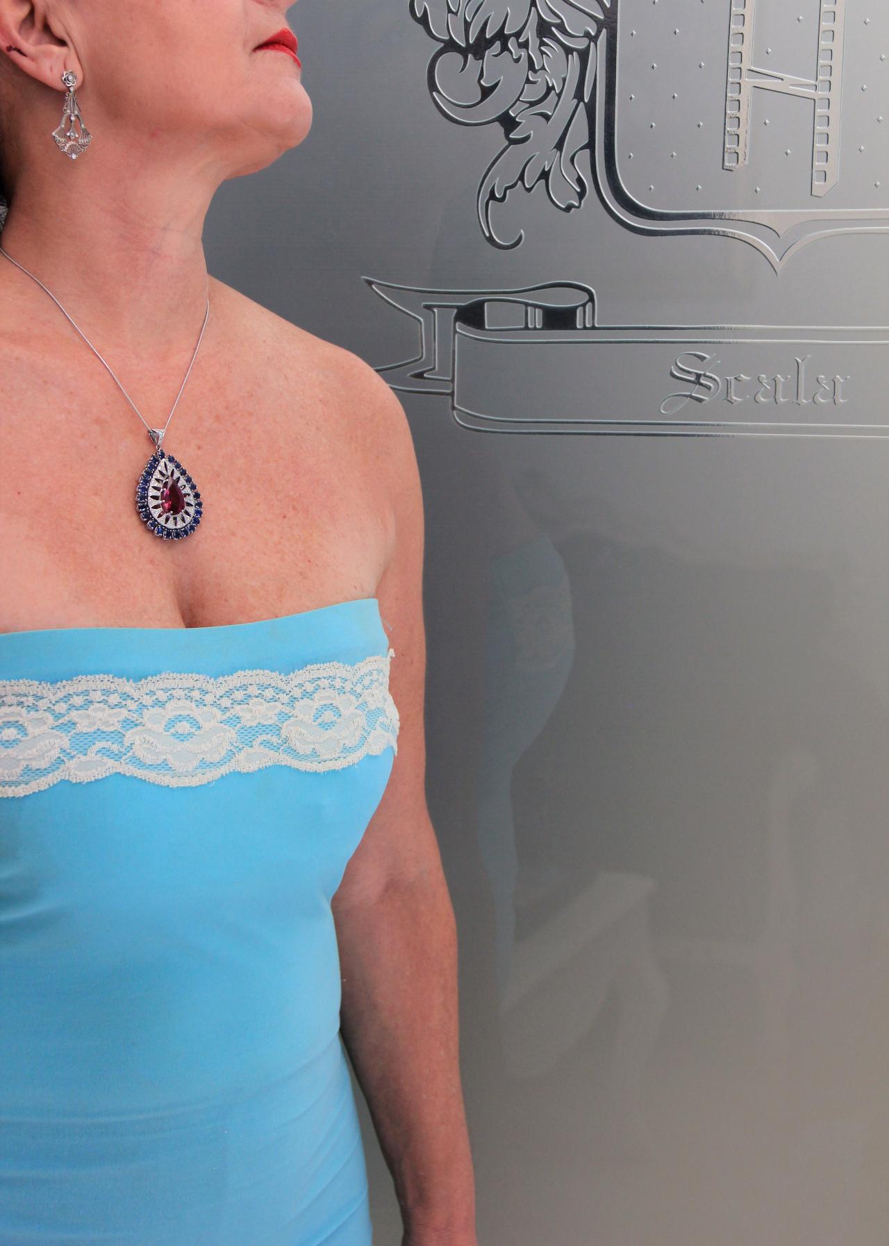Collana artigianale con ciondolo in rubelite in oro bianco 18 carati con diamanti e zaffiri in vendita 11