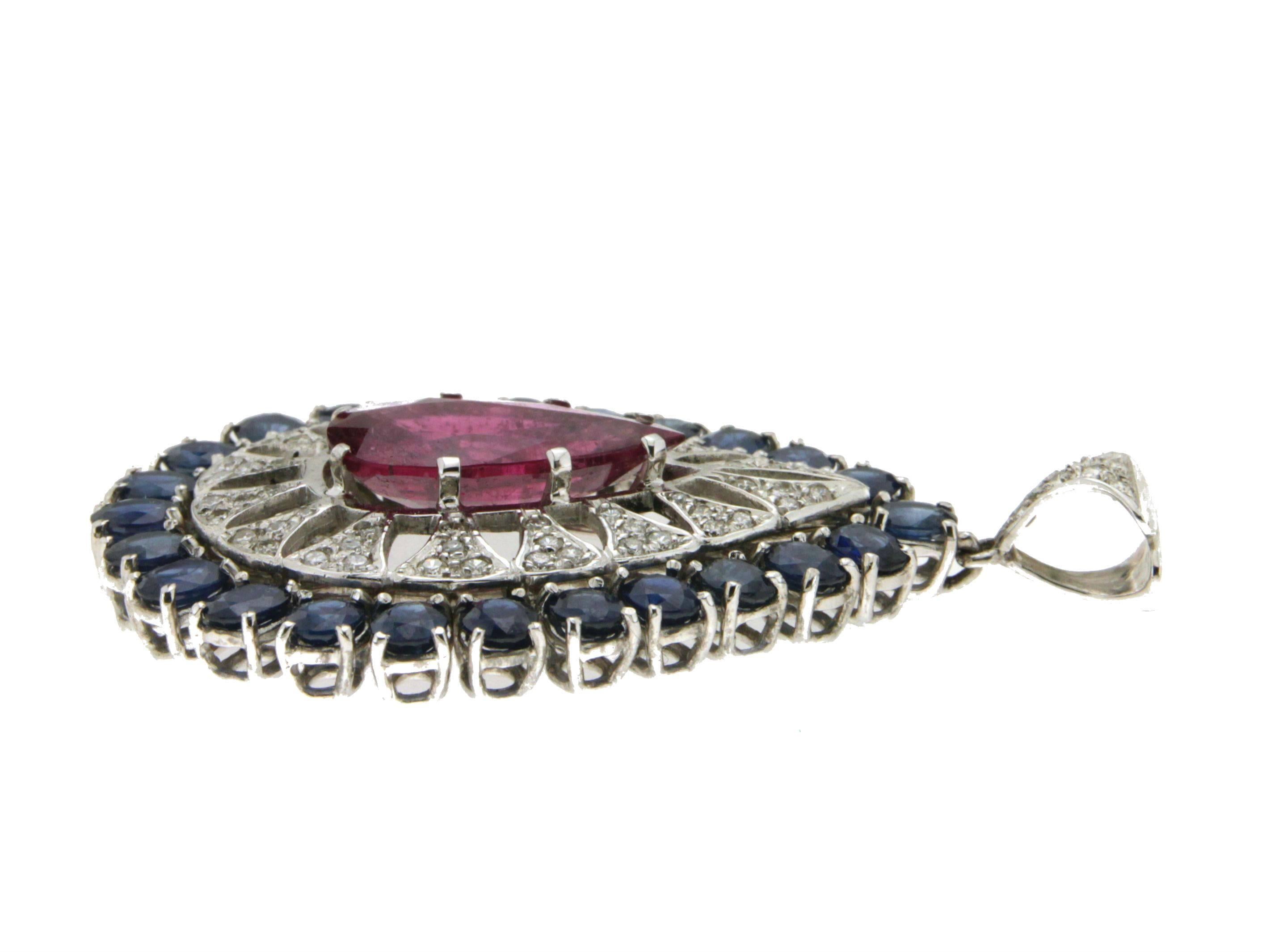Collana artigianale con ciondolo in rubelite in oro bianco 18 carati con diamanti e zaffiri In condizioni Nuovo in vendita a Marcianise, IT