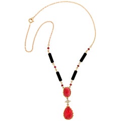 Collier pendentif artisanal en or jaune 14 carats avec rubis, onyx et diamants en forme de tonneaux