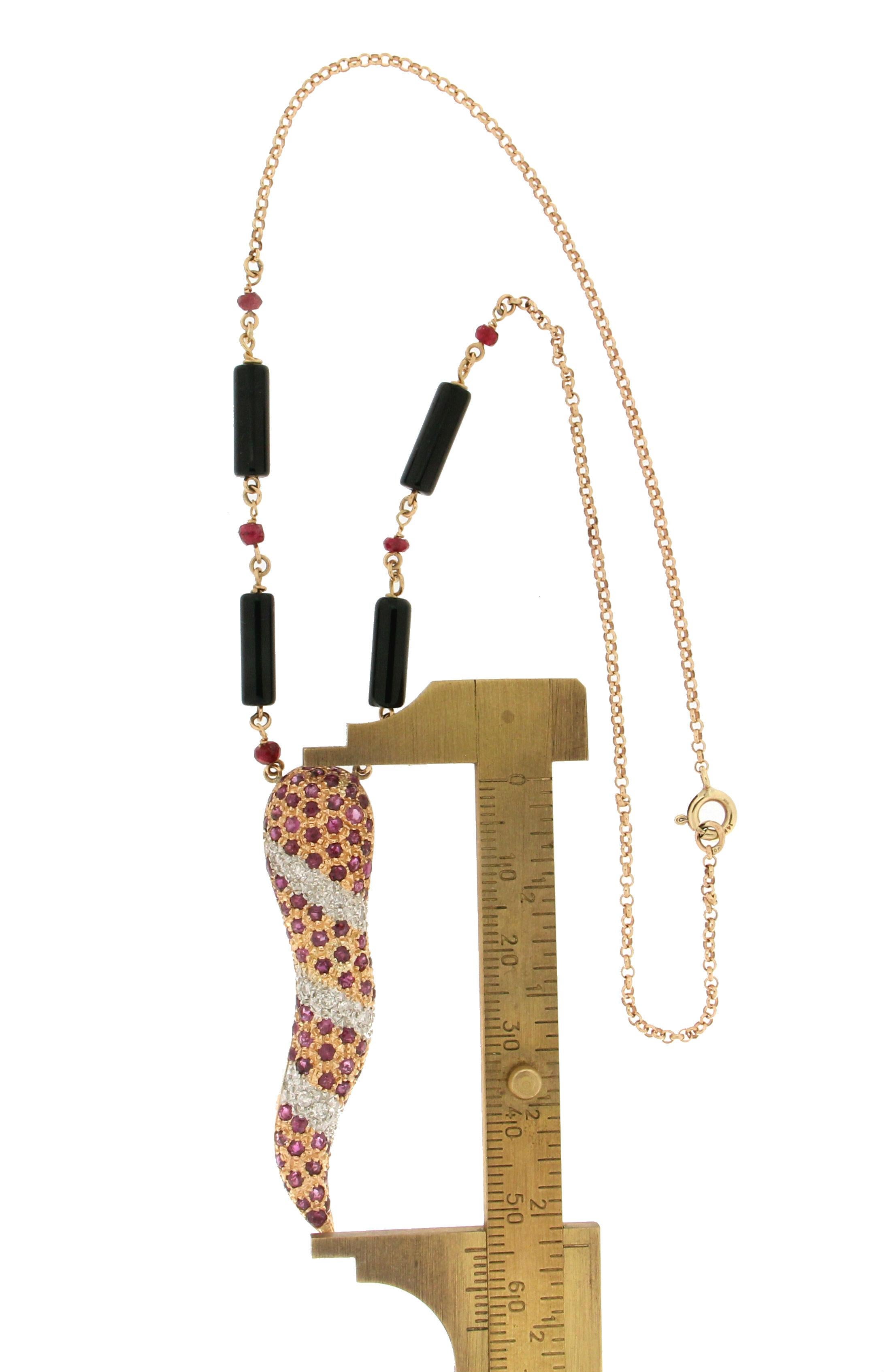 Halskette mit Onyx-Anhänger, Rubin 18 Karat Gold Diamanten, handgefertigt (Gemischter Schliff) im Angebot