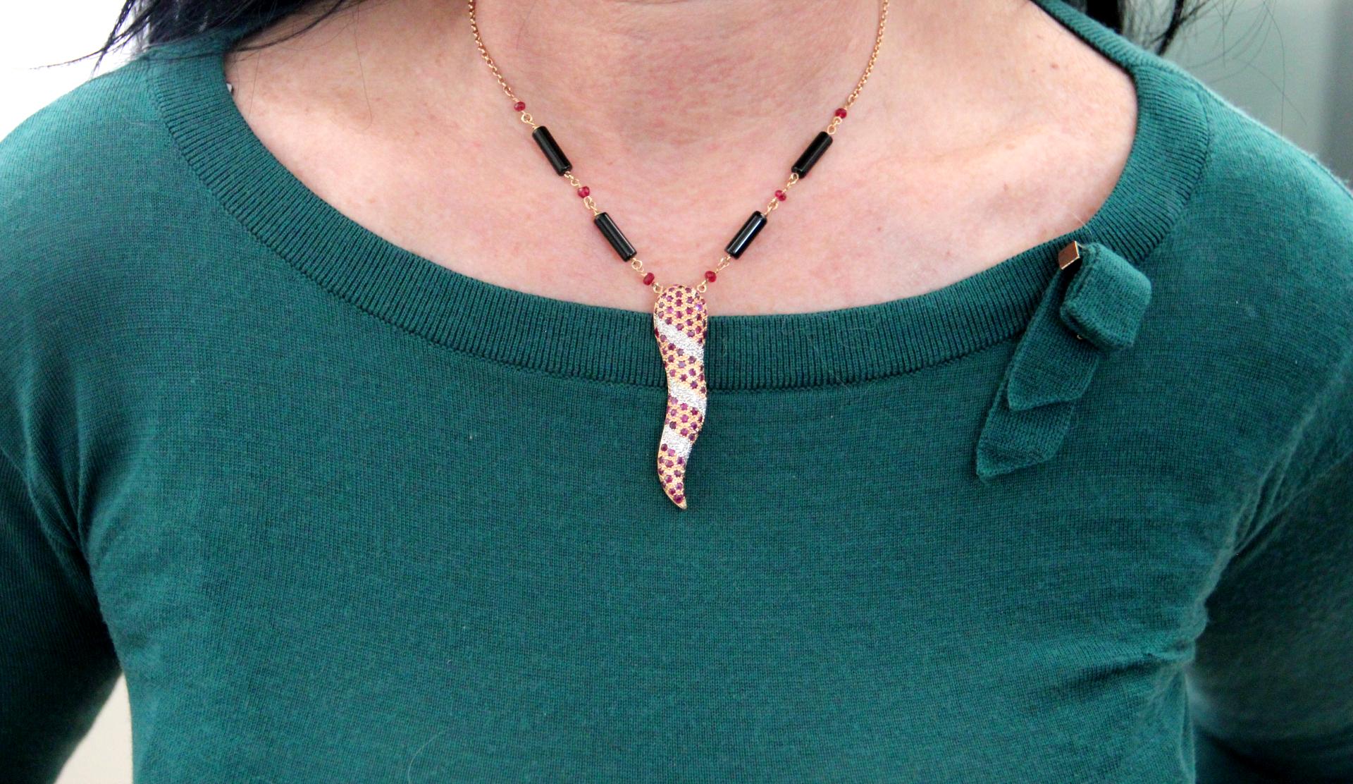 Halskette mit Onyx-Anhänger, Rubin 18 Karat Gold Diamanten, handgefertigt im Angebot 1