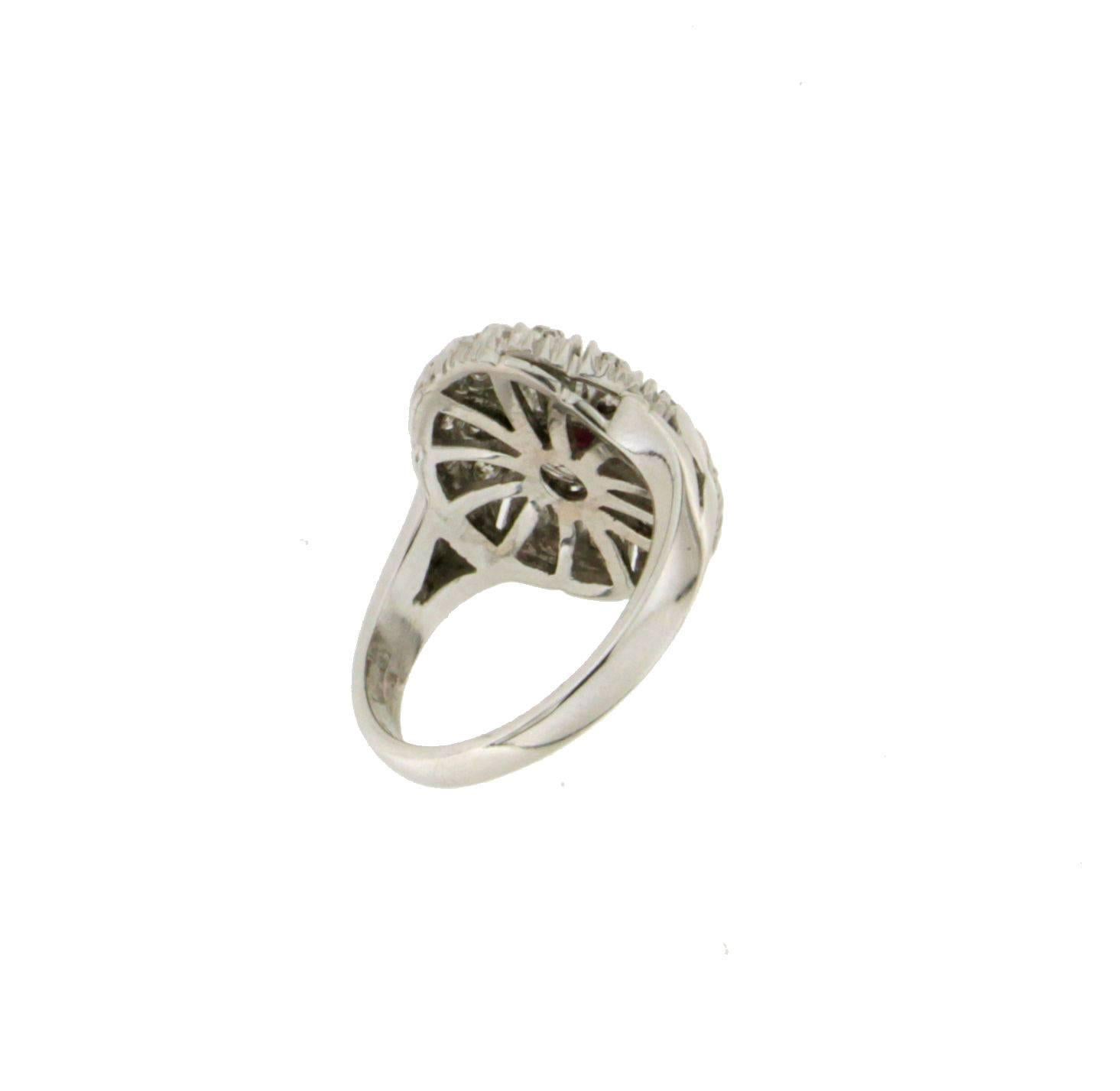 Bague cocktail artisanale en or blanc 18 carats avec rubis et diamants Neuf à Marcianise, IT