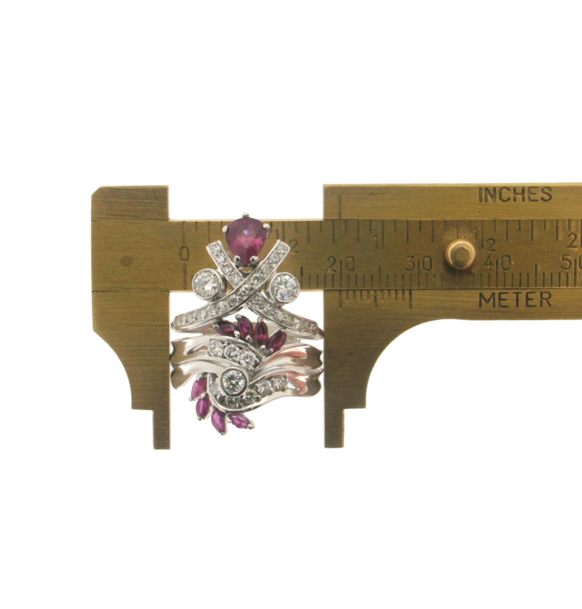 Bague cocktail artisanale en or blanc 18 carats avec rubis et diamants 2