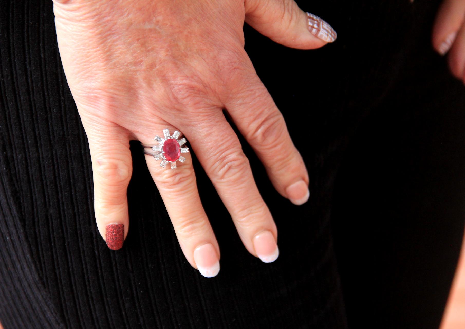Anillo de compromiso artesanal de oro blanco de 18 quilates con diamantes y rubí en venta 4
