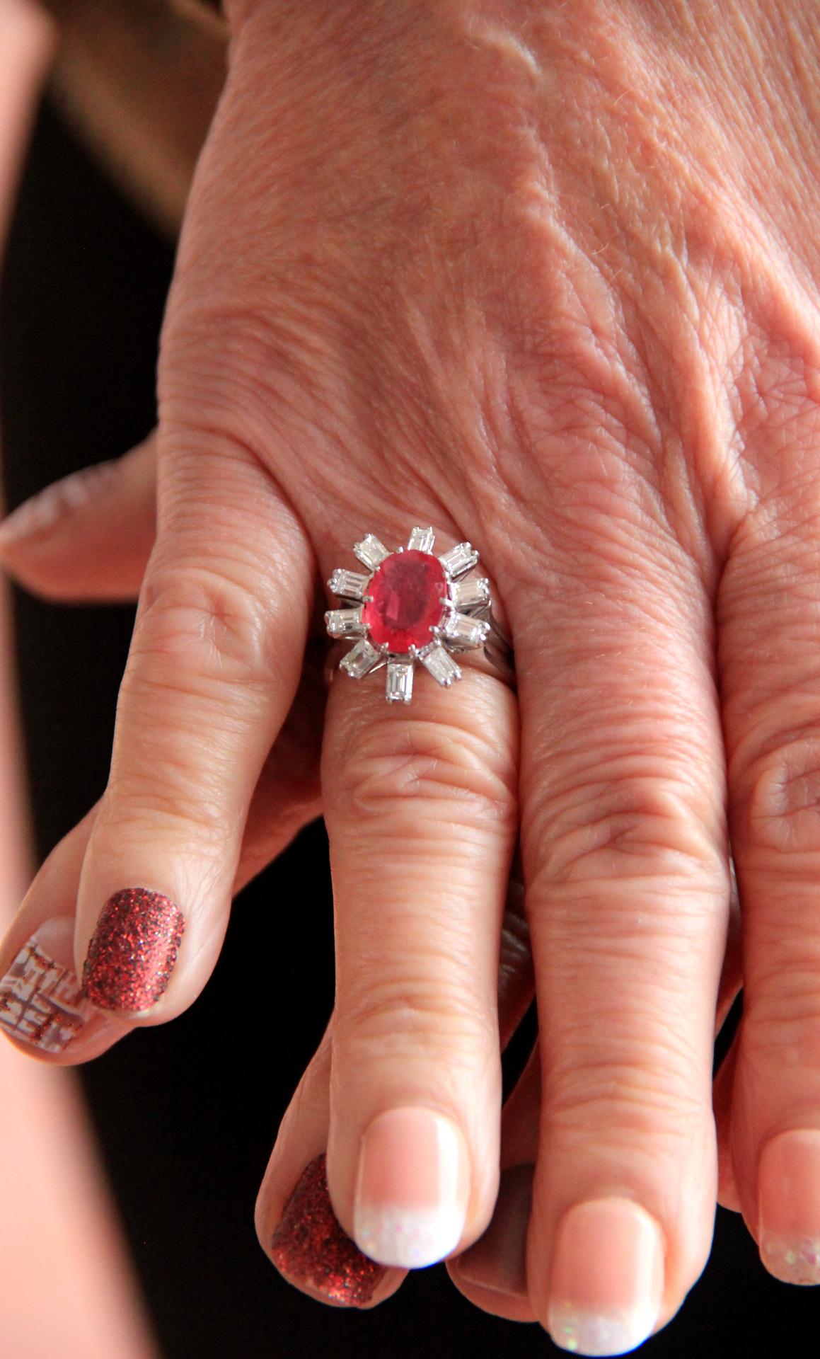 Anillo de compromiso artesanal de oro blanco de 18 quilates con diamantes y rubí en venta 6