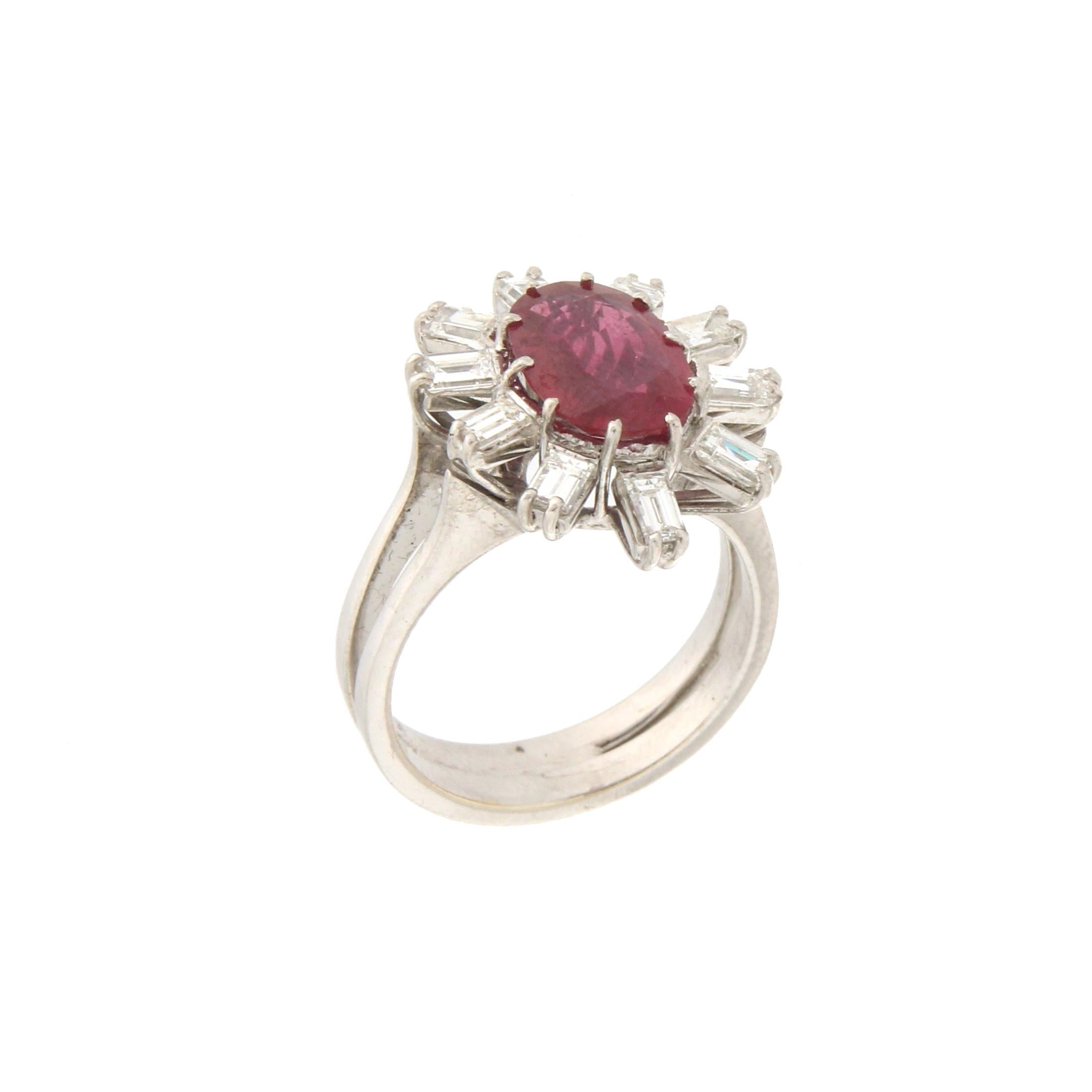 Anillo de compromiso artesanal de oro blanco de 18 quilates con diamantes y rubí Artesano en venta
