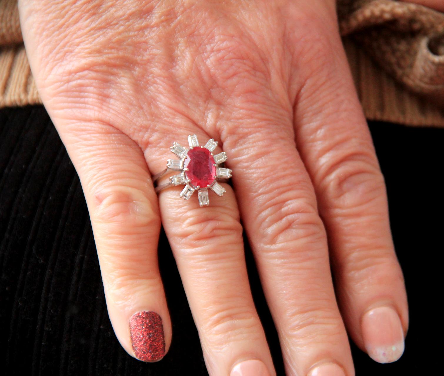 Anillo de compromiso artesanal de oro blanco de 18 quilates con diamantes y rubí en venta 3